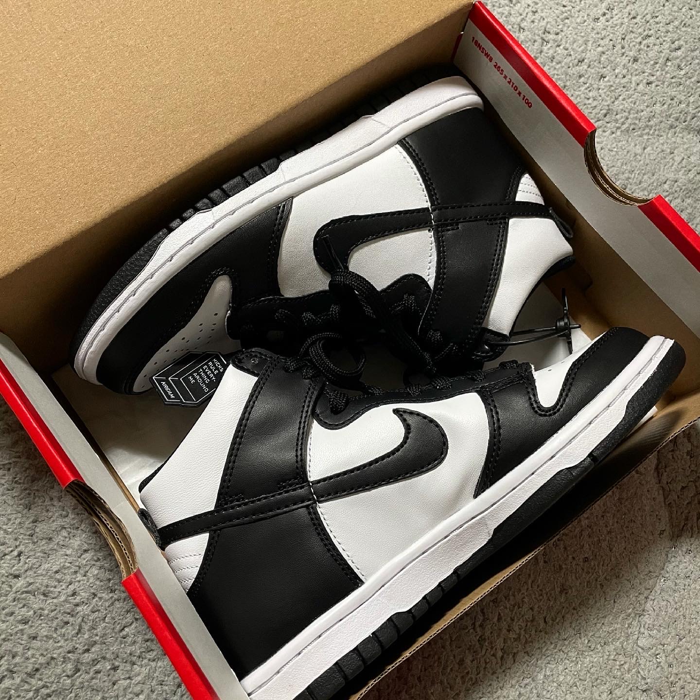 (GS) Nike Dunk High Black and White 착용 스타일 - 3