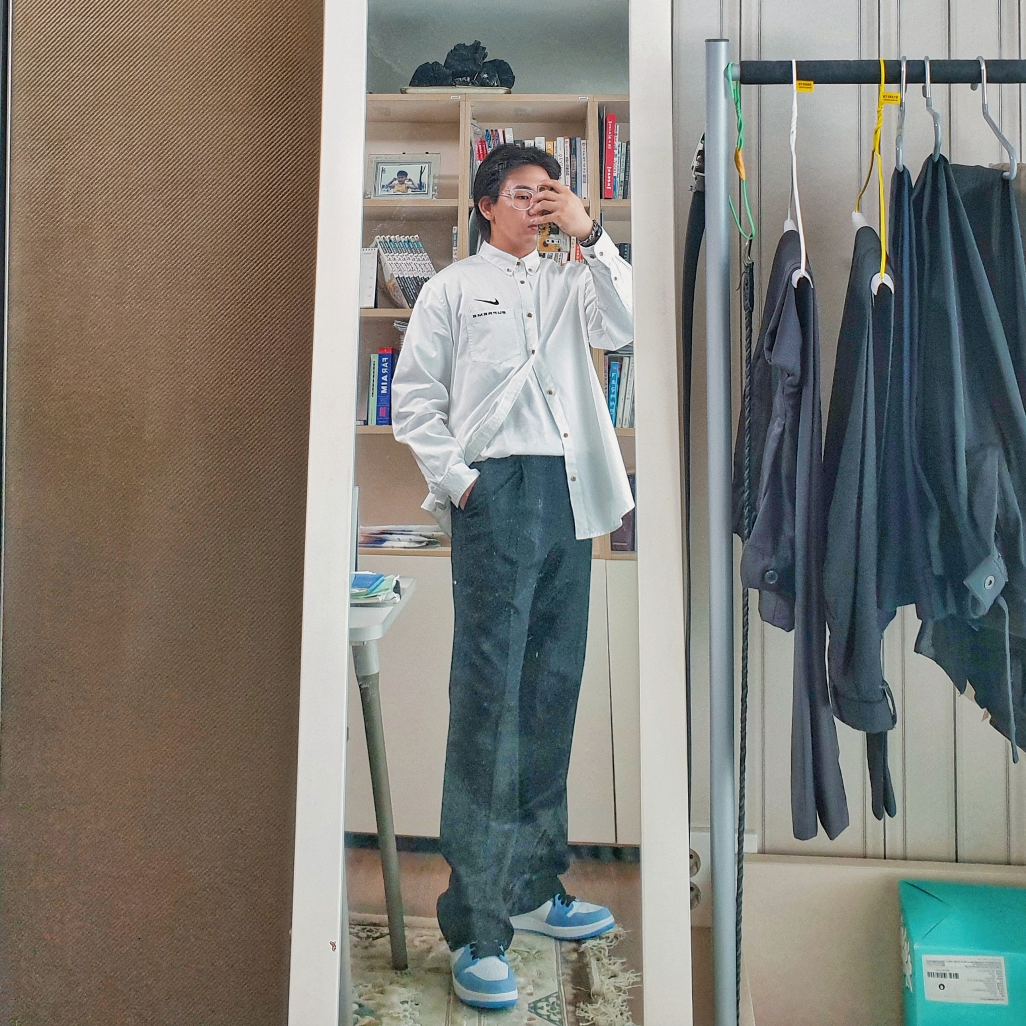 Supreme x Nike Cotton Twill Shirt White - 21SS, Jordan 1 Retro High OG University Blue 착용 스타일 - 1
