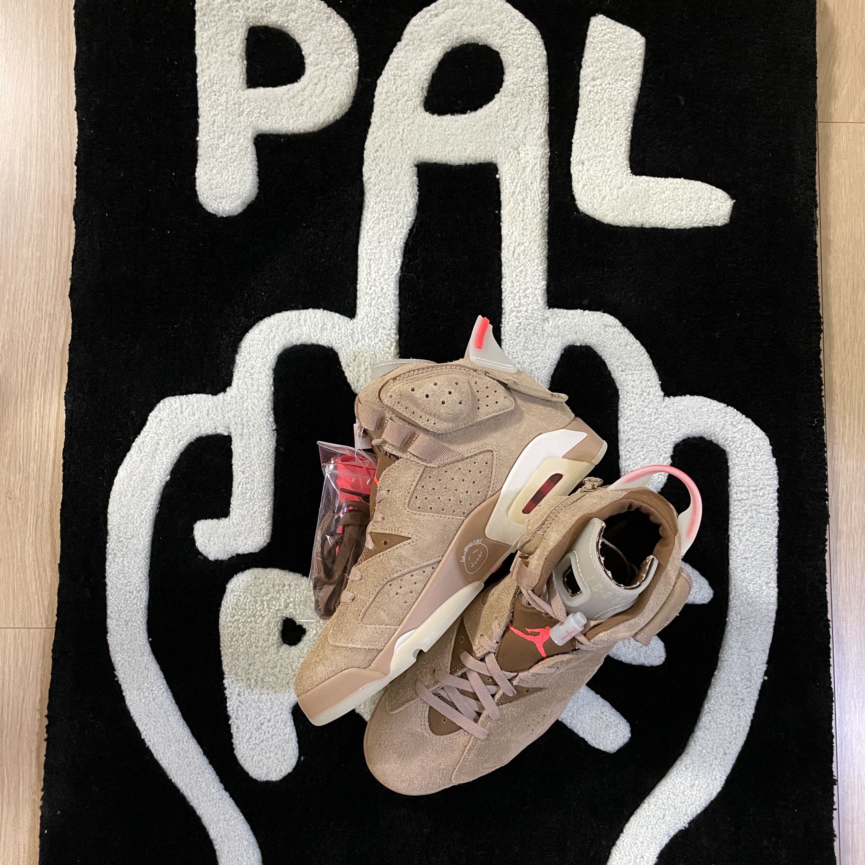 Jordan 6 x Travis Scott Retro SP British Khaki 착용 스타일