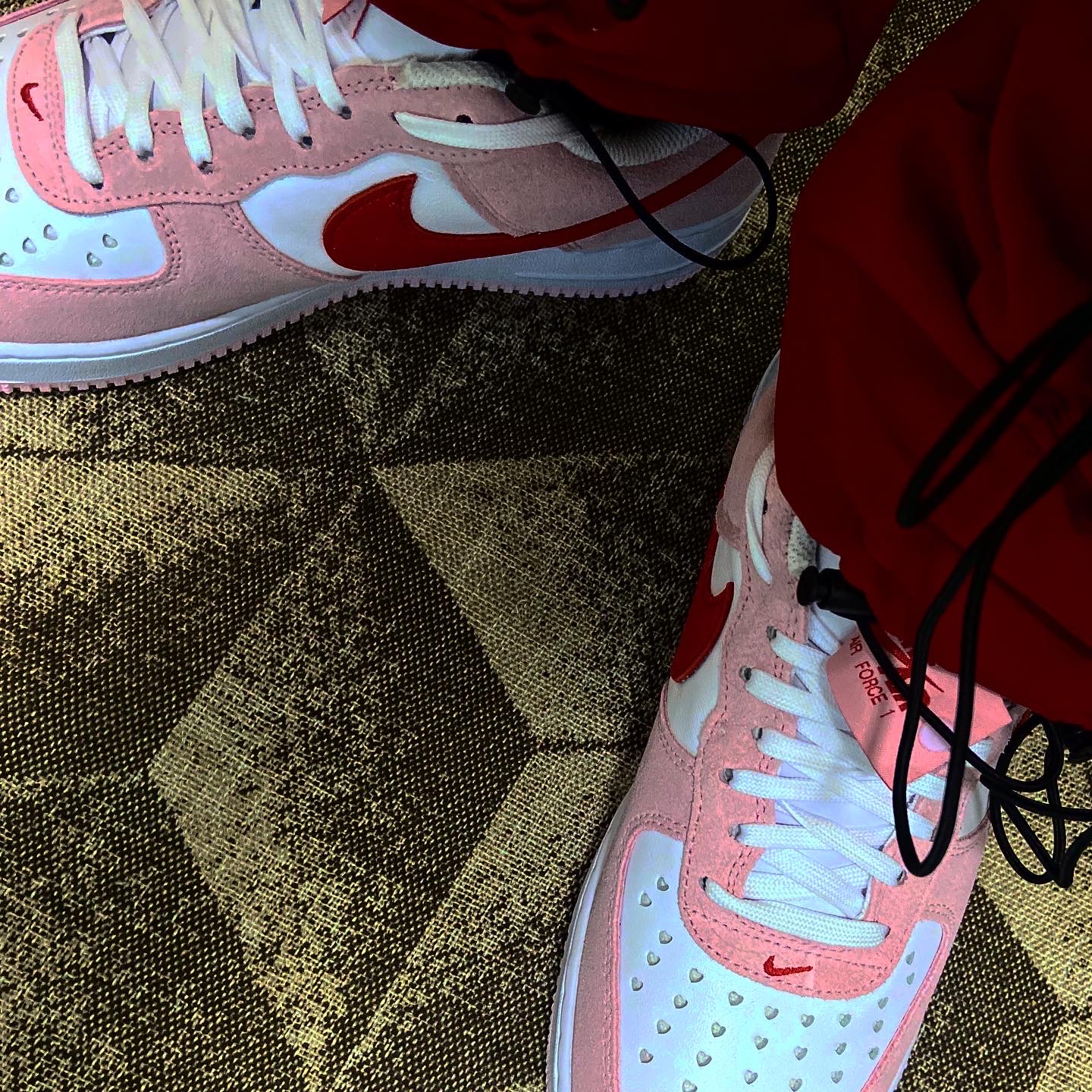 Nike Air Force 1 '07 QS Valentine's Day 착용 스타일 - 3