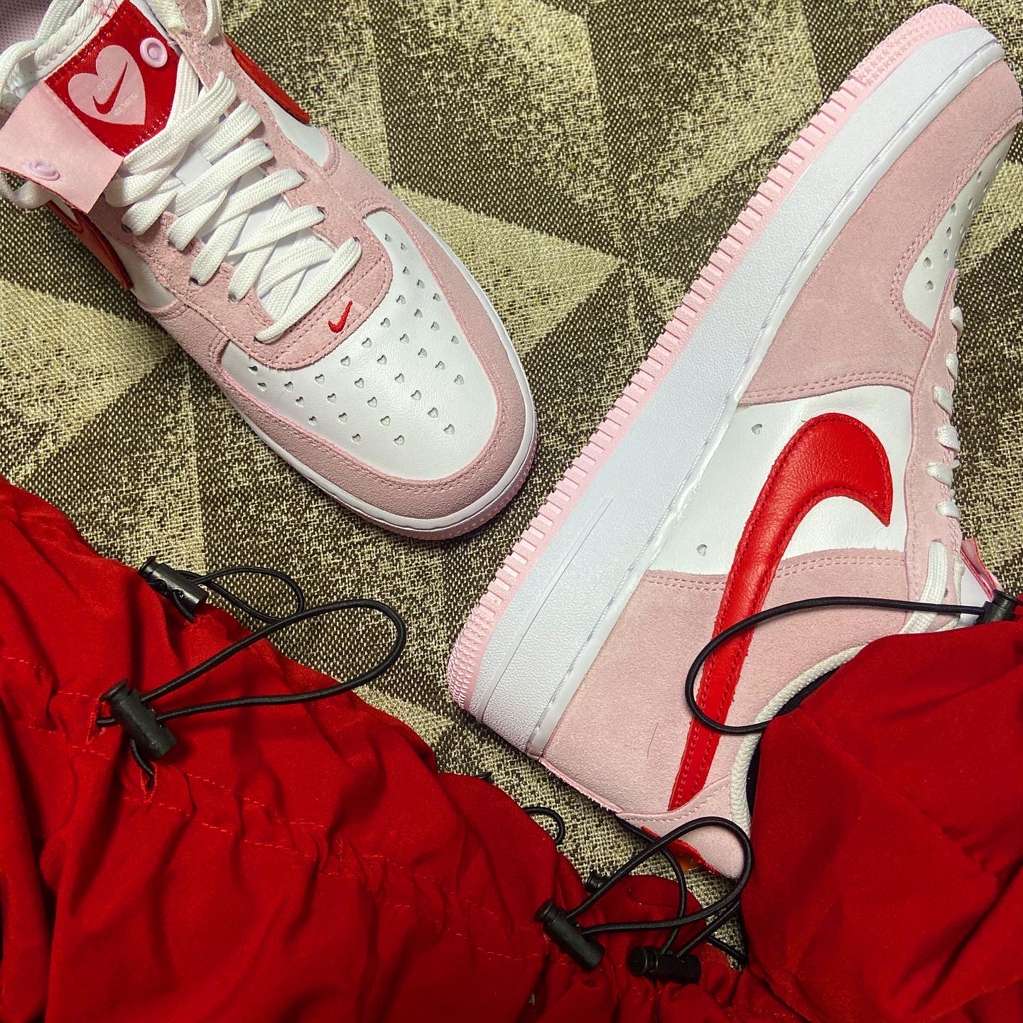 Nike Air Force 1 '07 QS Valentine's Day 착용 스타일 - 1