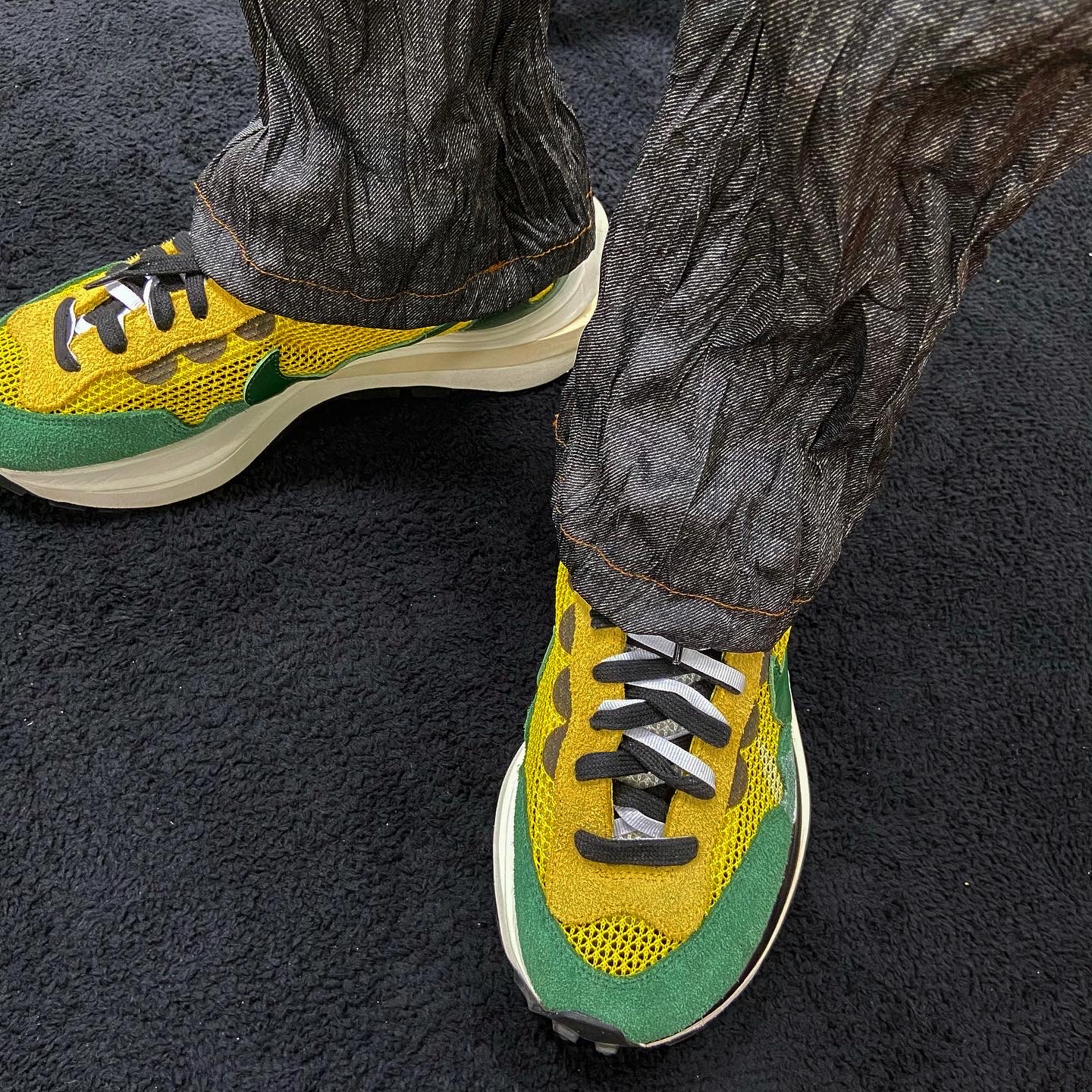 Nike x Sacai VaporWaffle Tour Yellow & Gorge Green Sail 착용 스타일 - 1