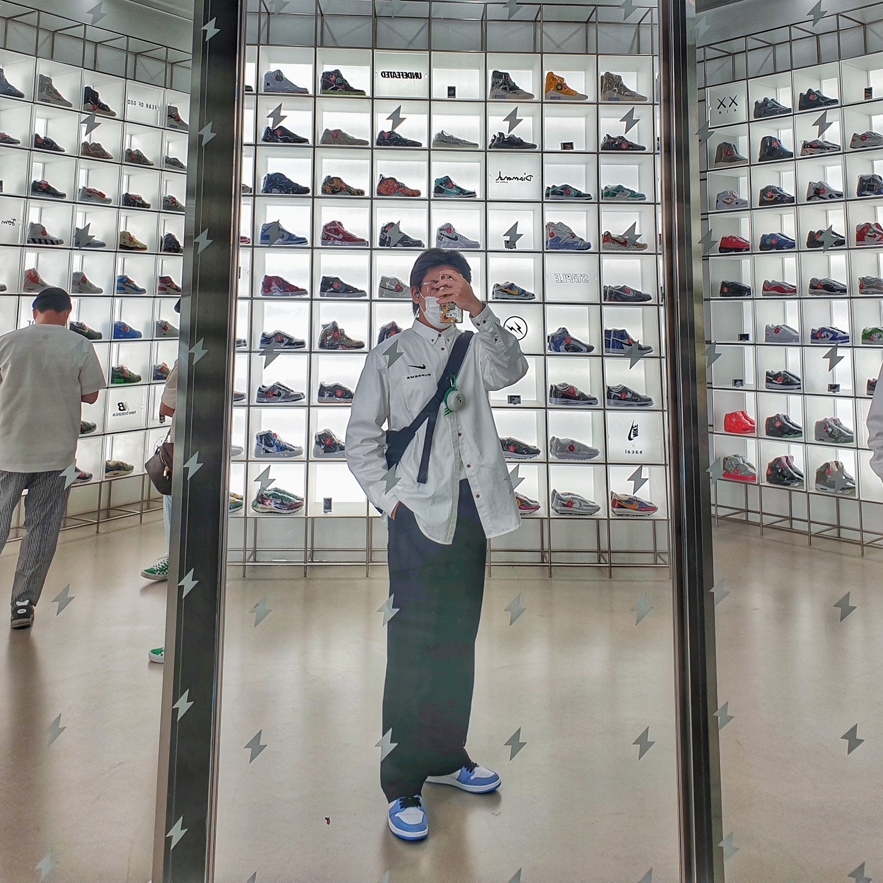 Supreme x Nike Cotton Twill Shirt White - 21SS, Jordan 1 Retro High OG University Blue 착용 스타일 - 3