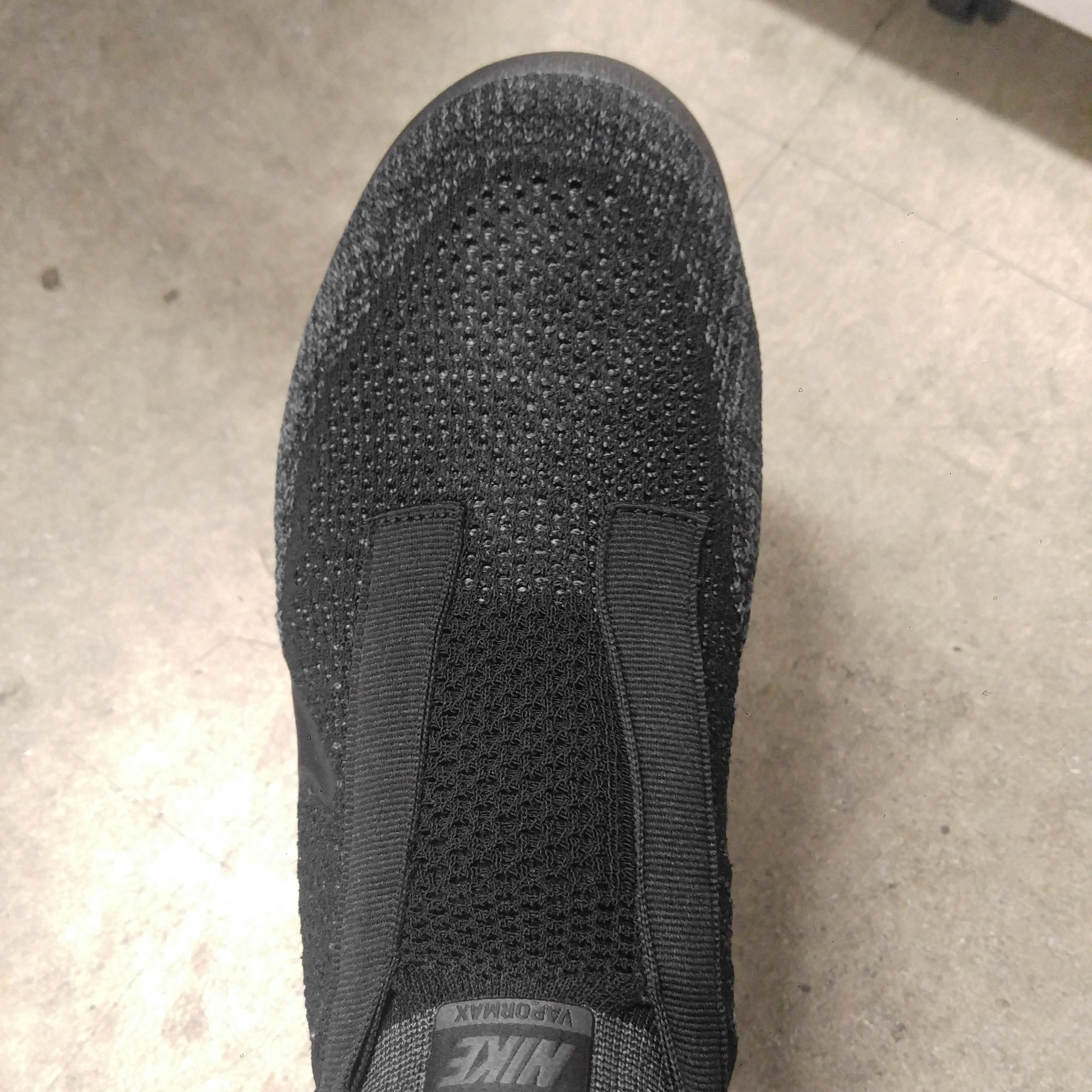 Nike Air VaporMax SE Laceless Triple Black 착용 스타일 - 4