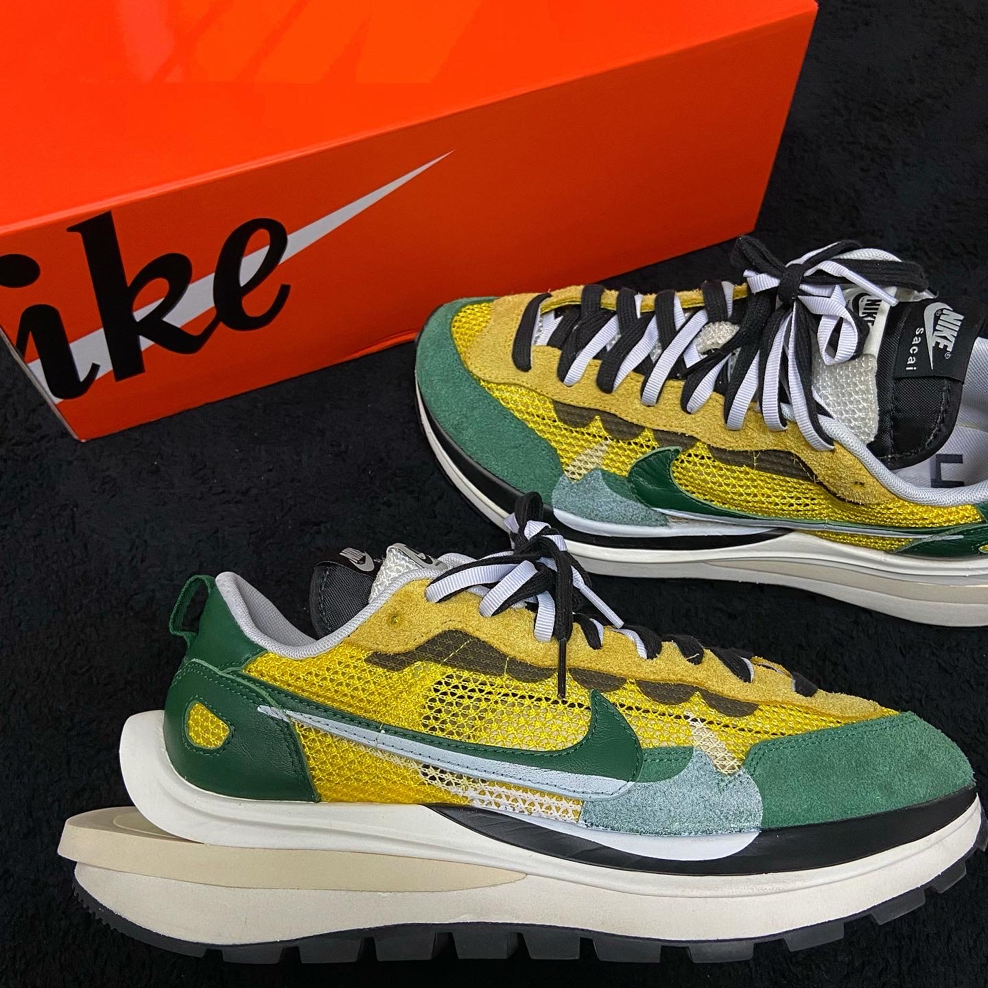 Nike x Sacai VaporWaffle Tour Yellow & Gorge Green Sail 착용 스타일 - 3
