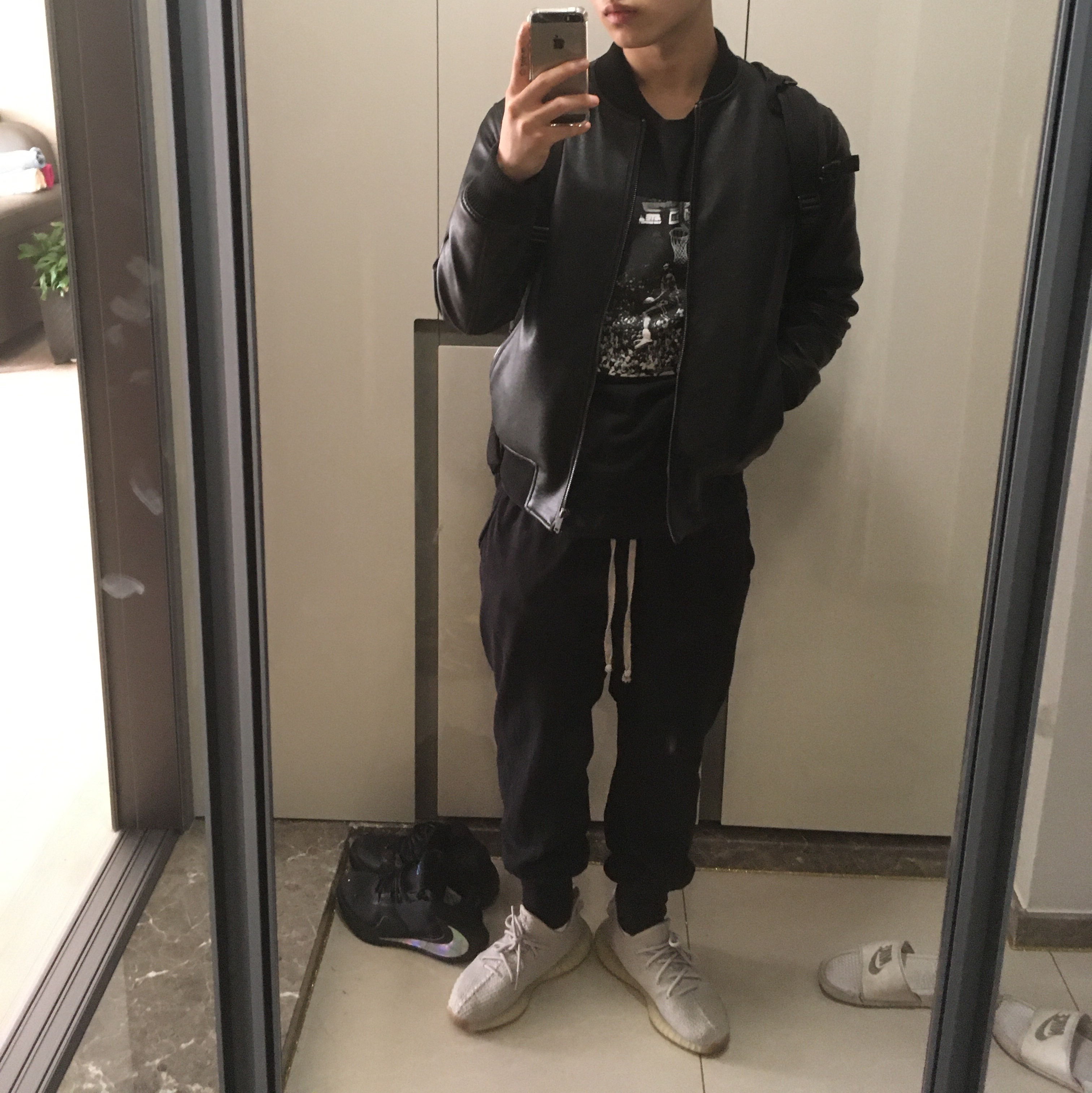 Adidas Yeezy Boost 350 V2 Sesame 2018, Jordan x Union Reverse Dunk T-Shirt Black 착용 스타일