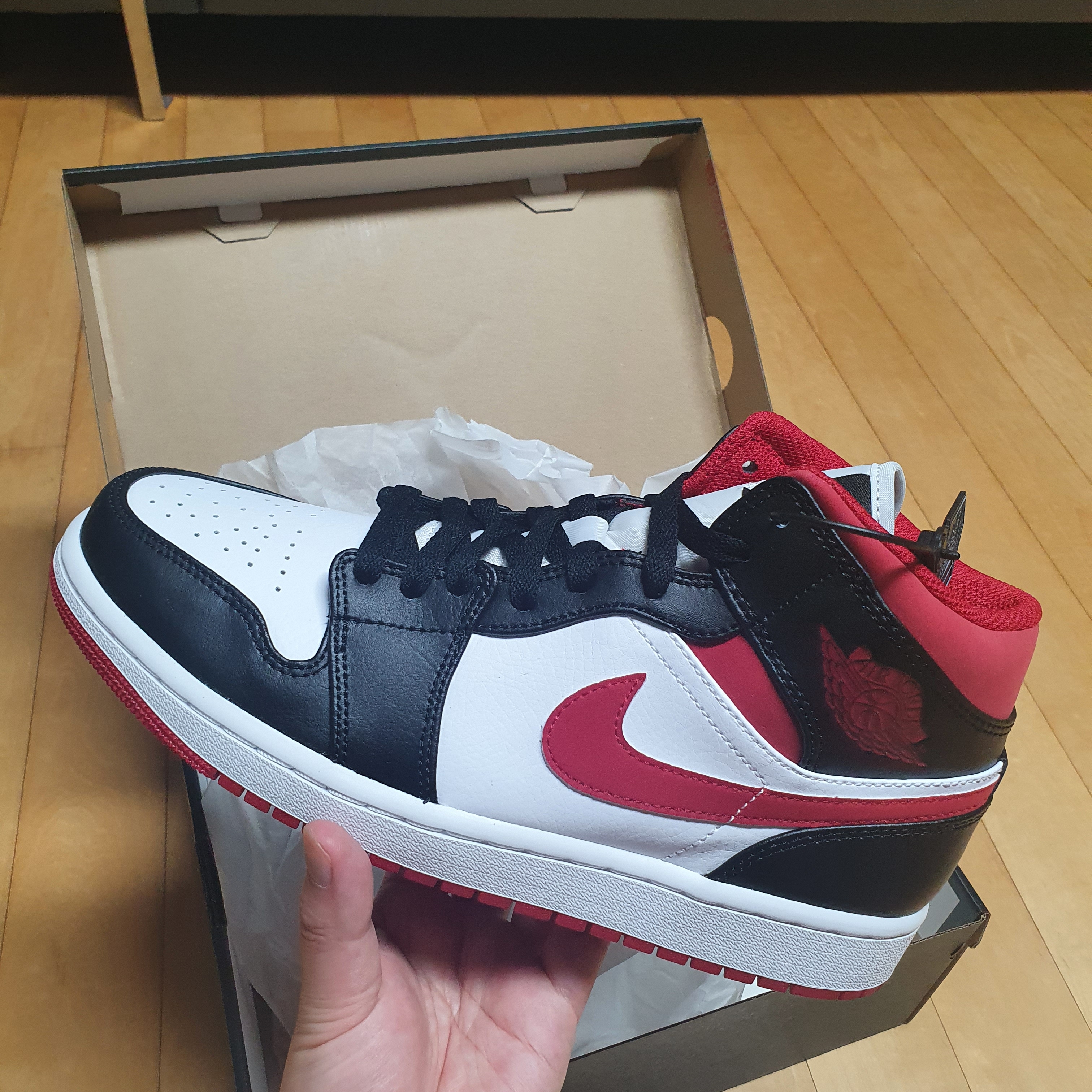 Jordan 1 Mid Gym Red Black White 착용 스타일 - 1