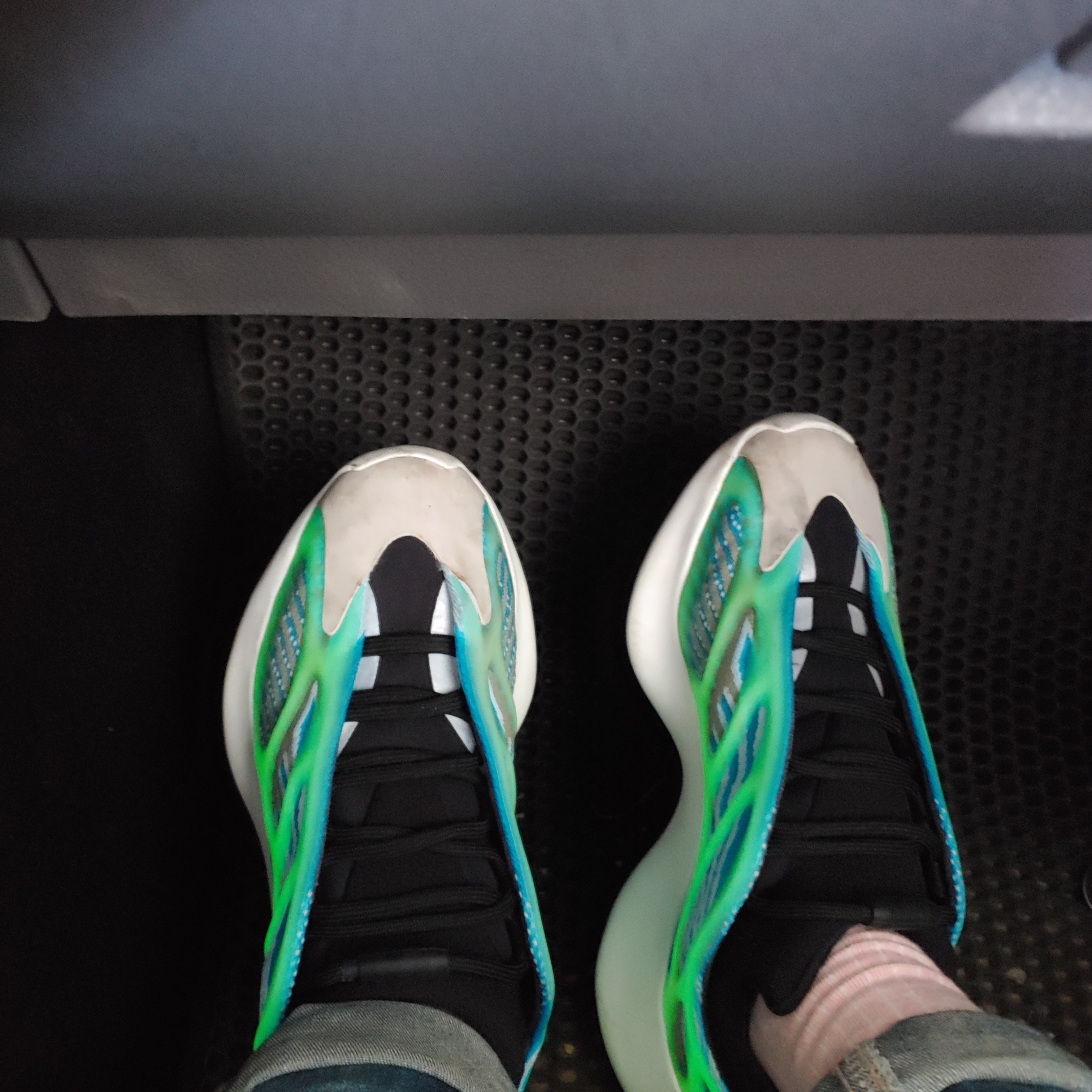 Adidas Yeezy 700 V3 Arzareth 착용 스타일 - 2
