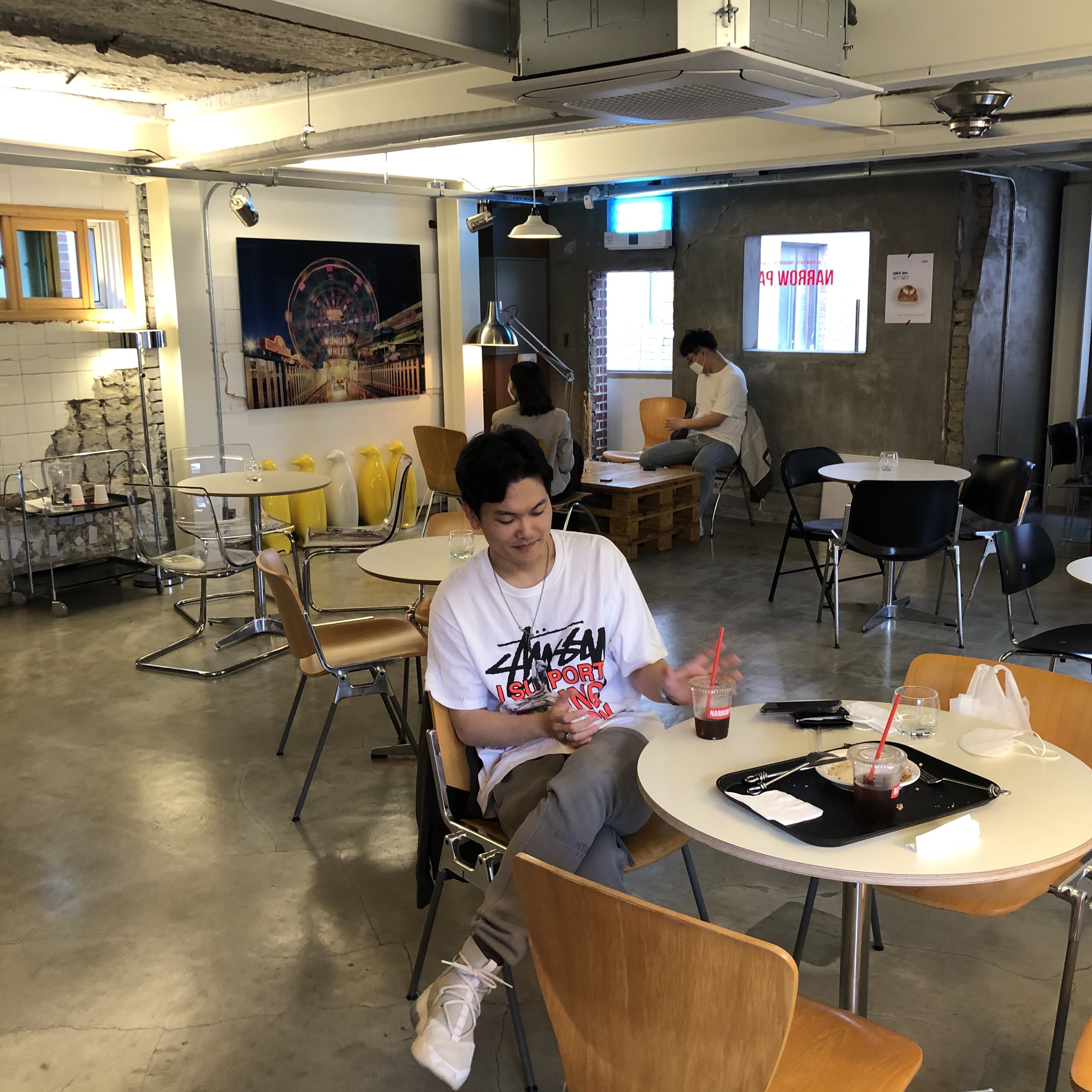 Nike x Fear of God Air Fear of God 1 Oatmeal, Stussy x Off-White 40 WT T-Shirt 착용 스타일