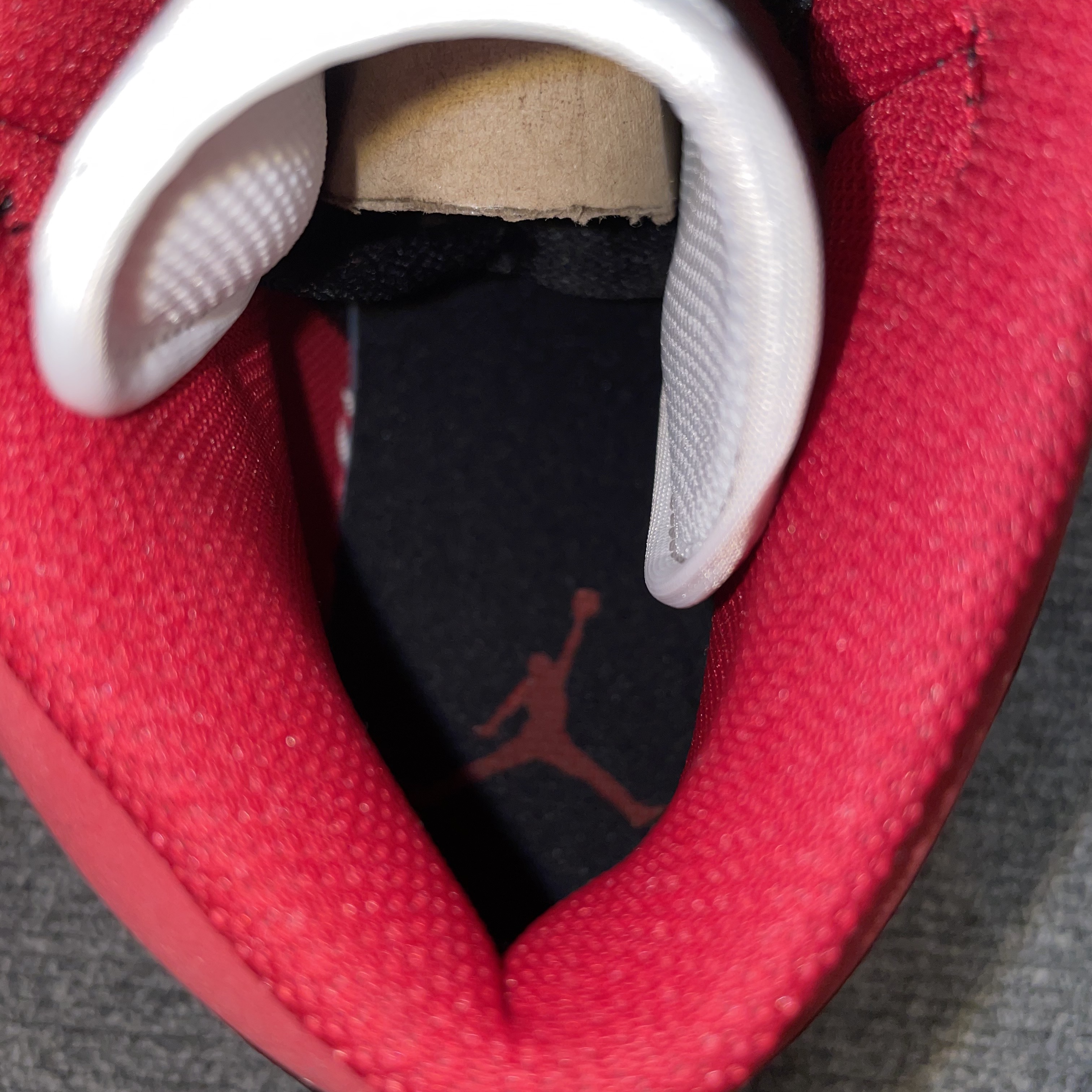 Jordan 1 Mid Gym Red Black White 착용 스타일 - 4