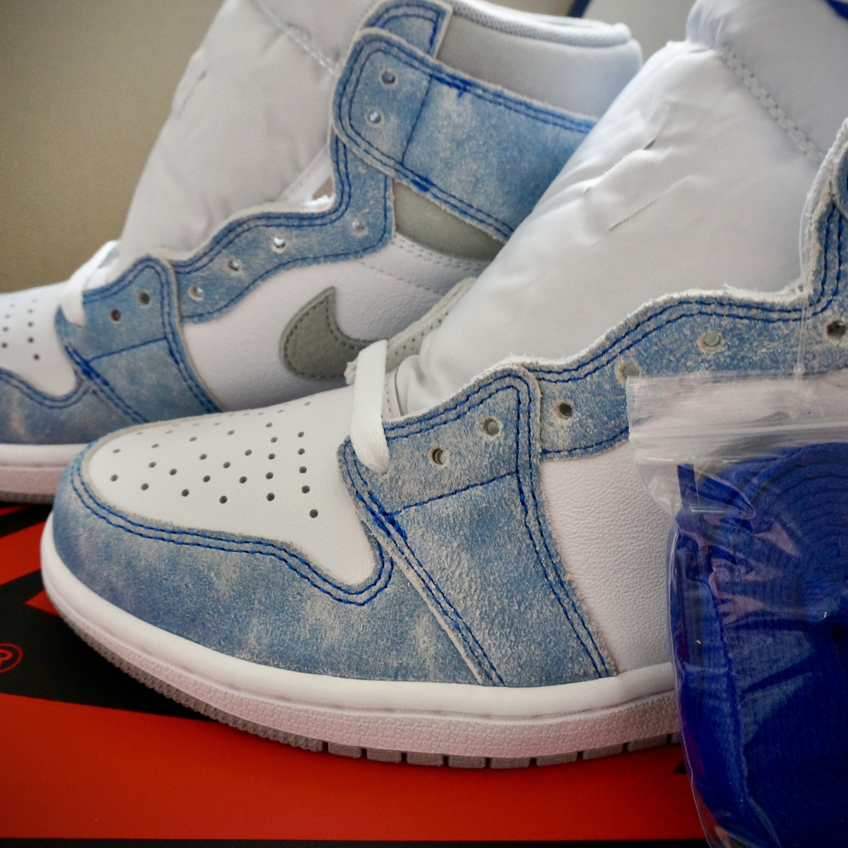 Jordan 1 Retro High OG Hyper Royal 착용 스타일 - 2
