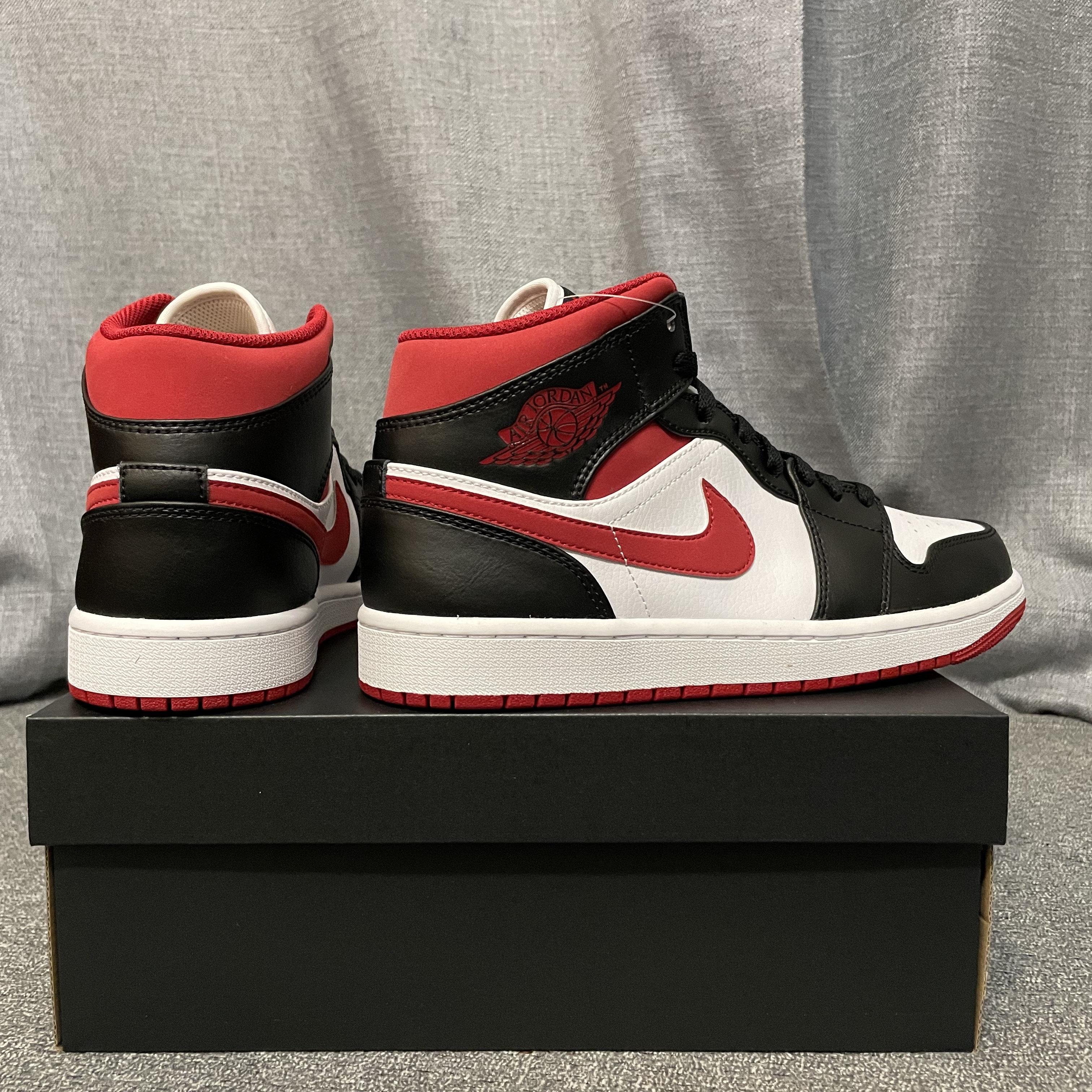 Jordan 1 Mid Gym Red Black White 착용 스타일 - 3