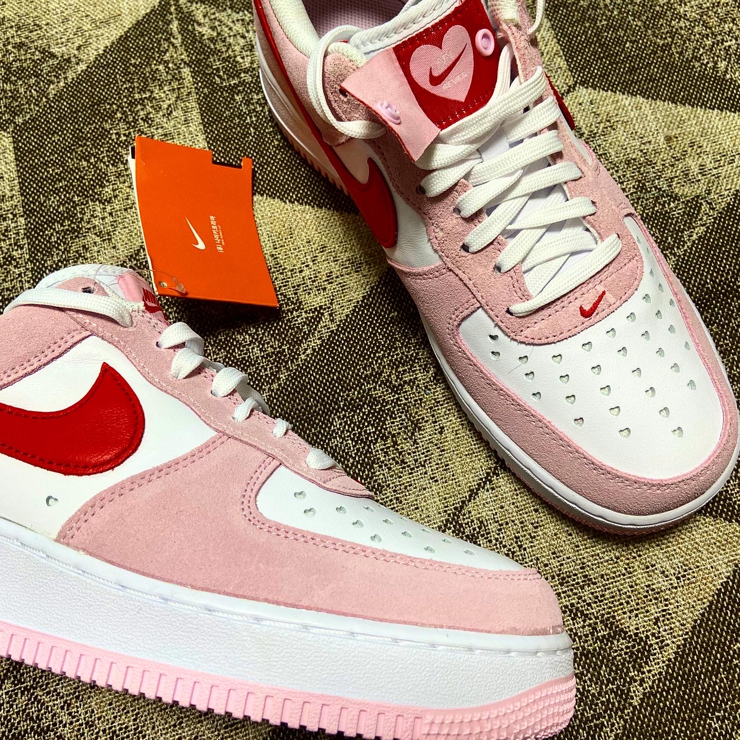 Nike Air Force 1 '07 QS Valentine's Day 착용 스타일 - 4