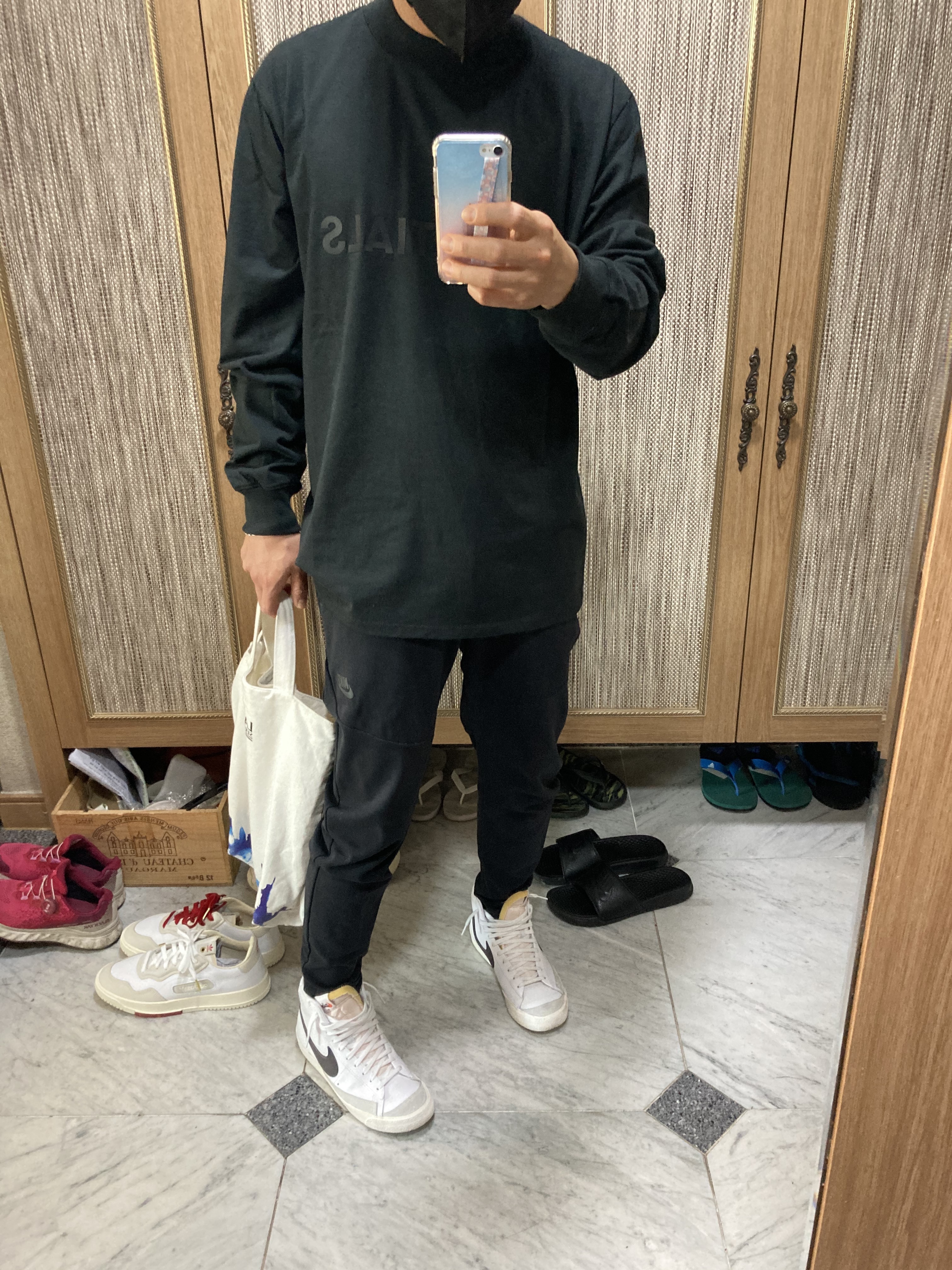 Essentials 3D Silicon Applique Boxy Long Sleeve T-Shirt Dark Slate/Black 2020, Nike Blazer Mid '77 Vintage White Black 착용 스타일