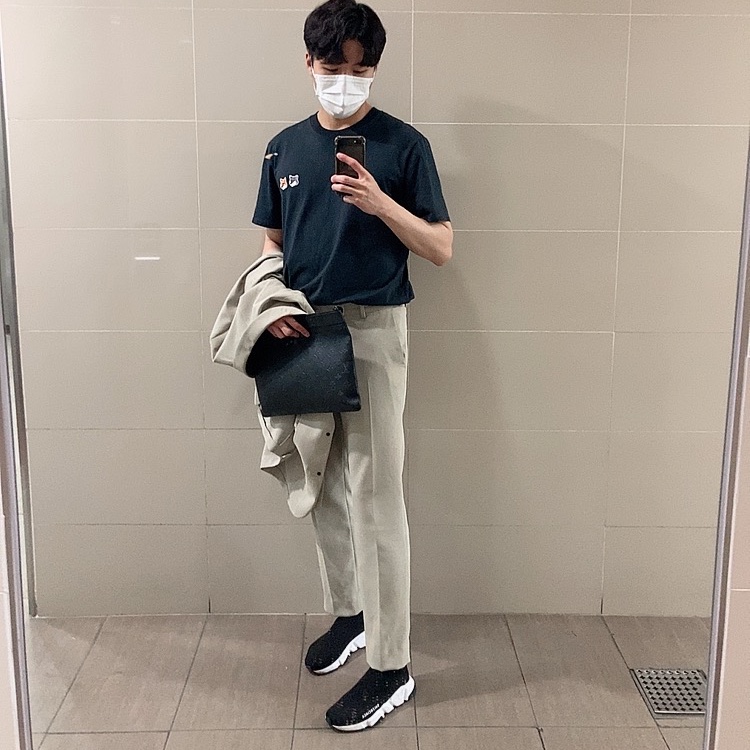 (W) Balenciaga Speed Trainer Black White 2021/2022, Maison Kitsune Double Fox Head Patch Classic T-Shirt Anthracite 착용 스타일