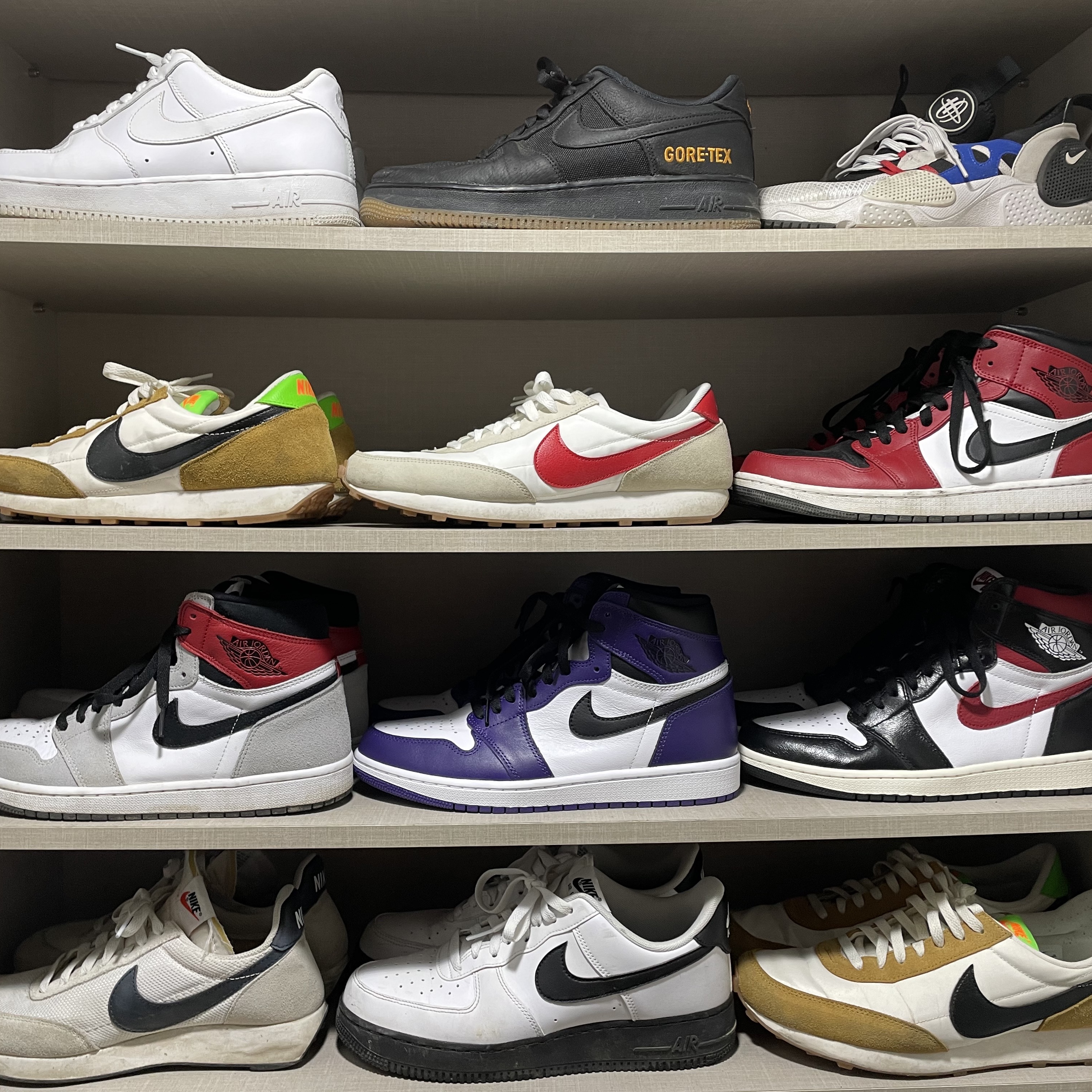 Nike Air Force 1 Low White Black Midsole, Jordan 1 Retro High OG Court Purple 2020 착용 스타일