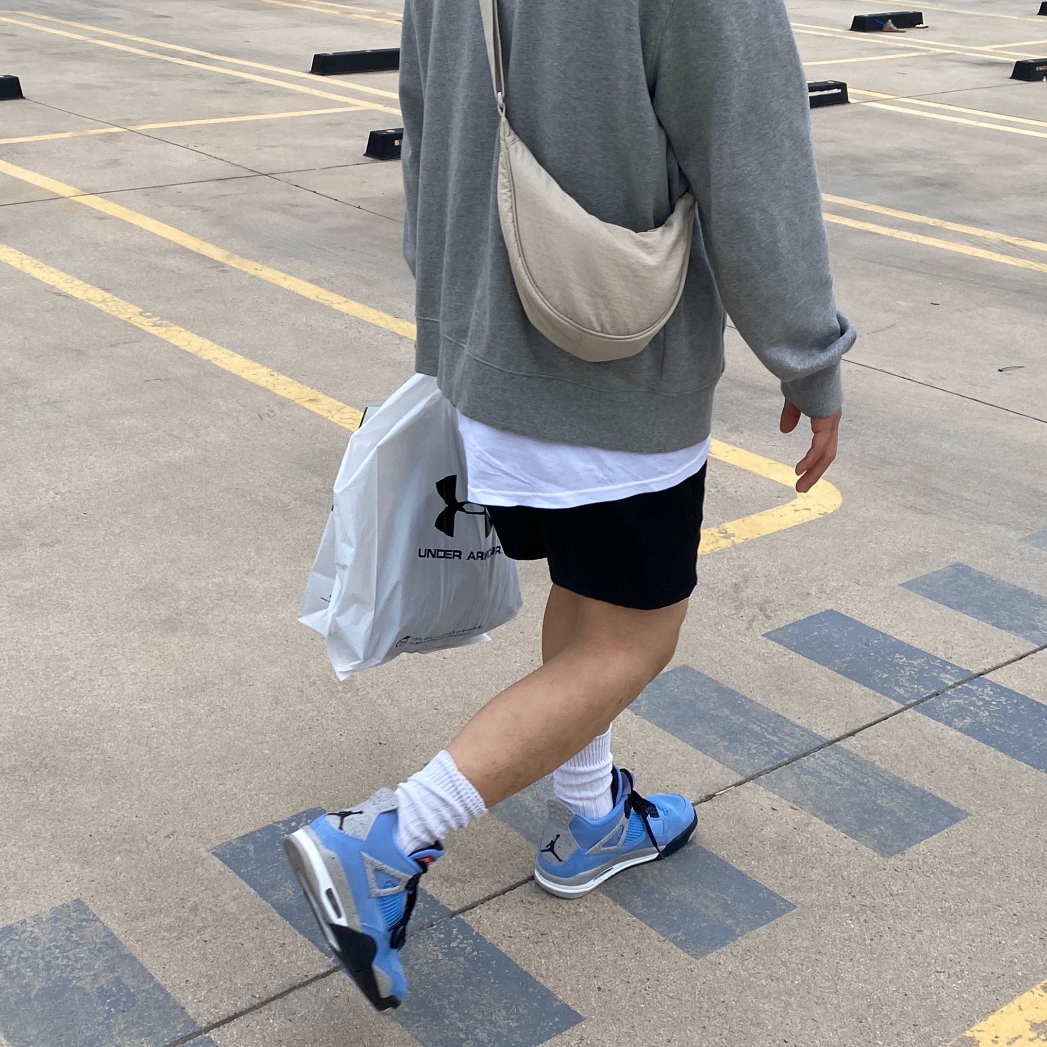 Jordan 4 Retro University Blue 착용 스타일 - 1