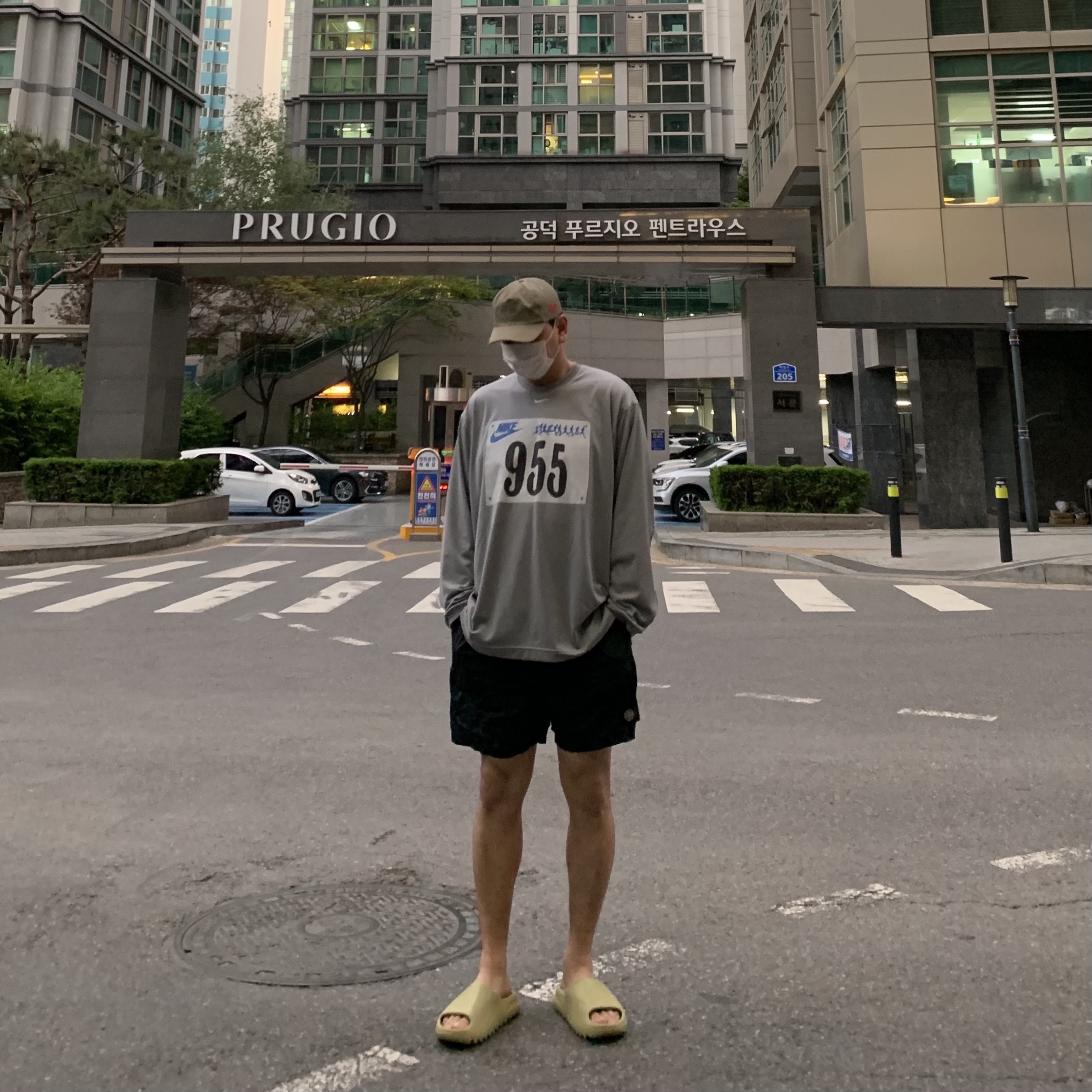Adidas Yeezy Slide Resin 2021, Nike x Cactus Plant Flea Market L/S Jersey Grey - US/EU 착용 스타일