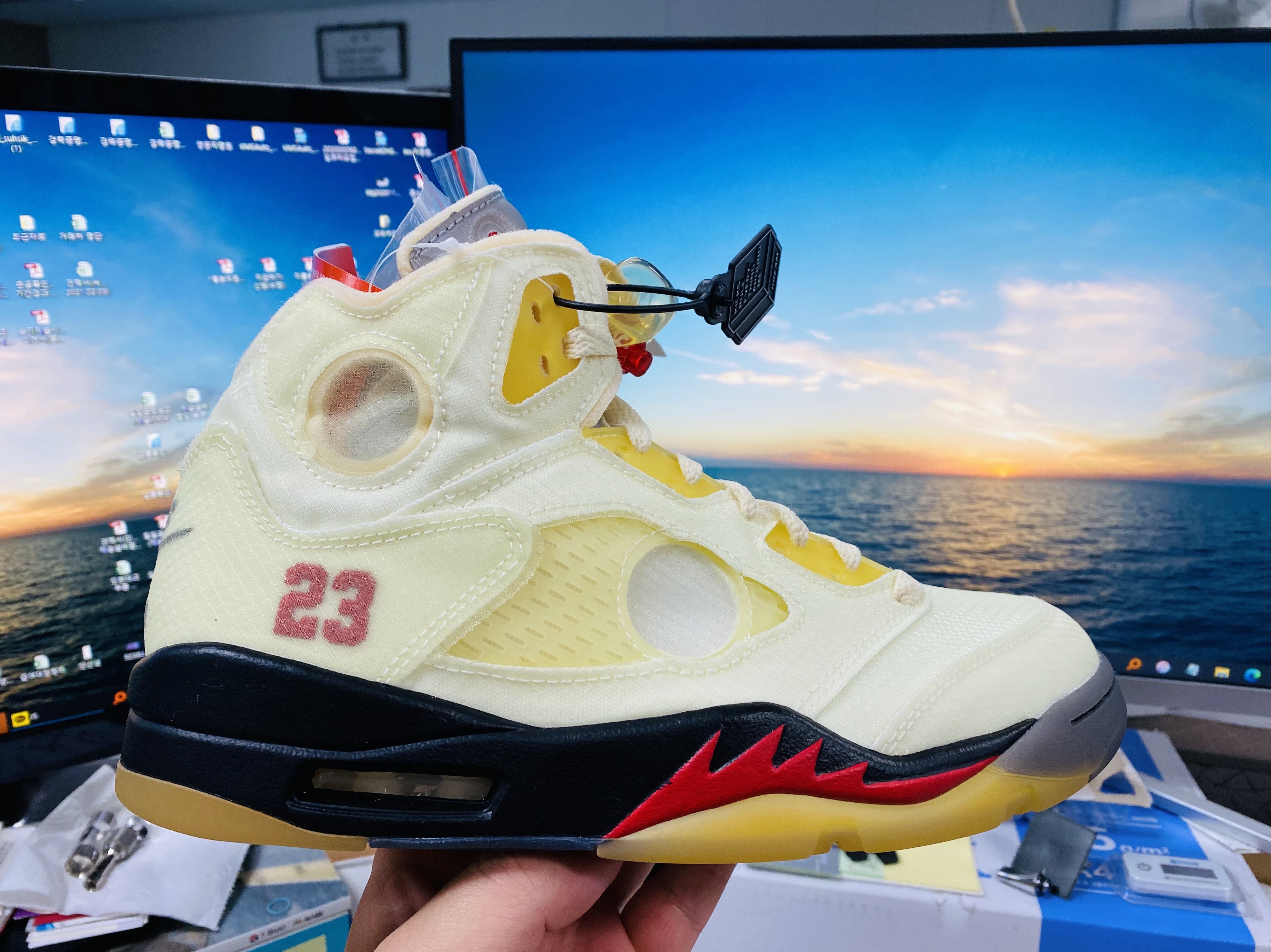 Jordan 5 x Off-White Retro SP Sail Fire Red 착용 스타일
