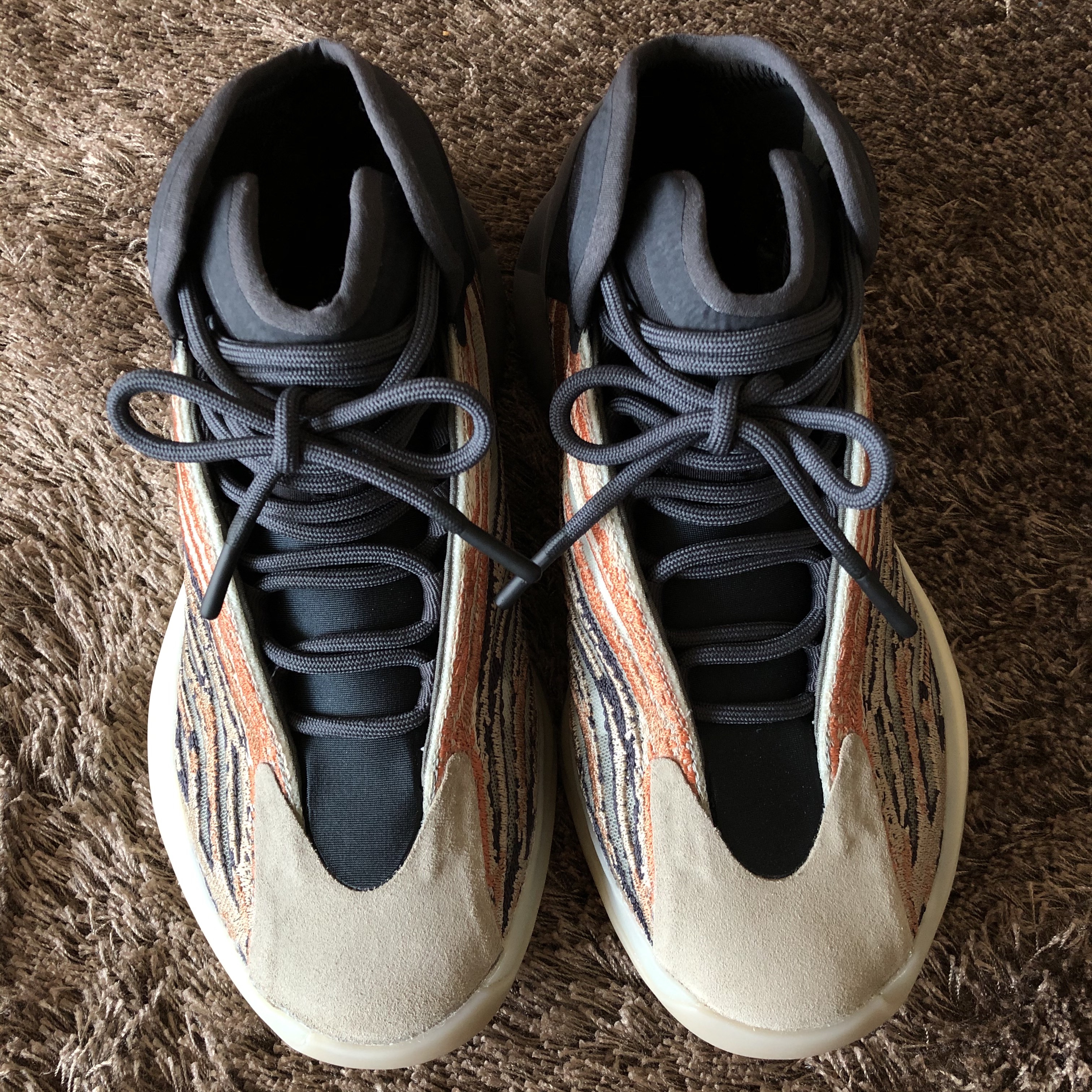 Adidas Yeezy QNTM Flash Orange 착용 스타일 - 4