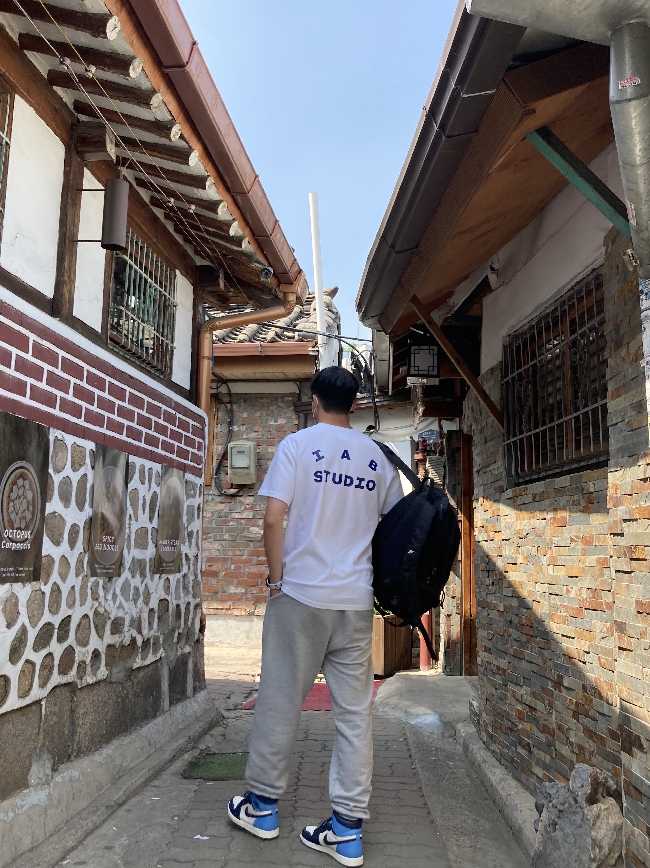 Jordan 1 Retro High Obsidian UNC, IAB Studio T-Shirt White 착용 스타일