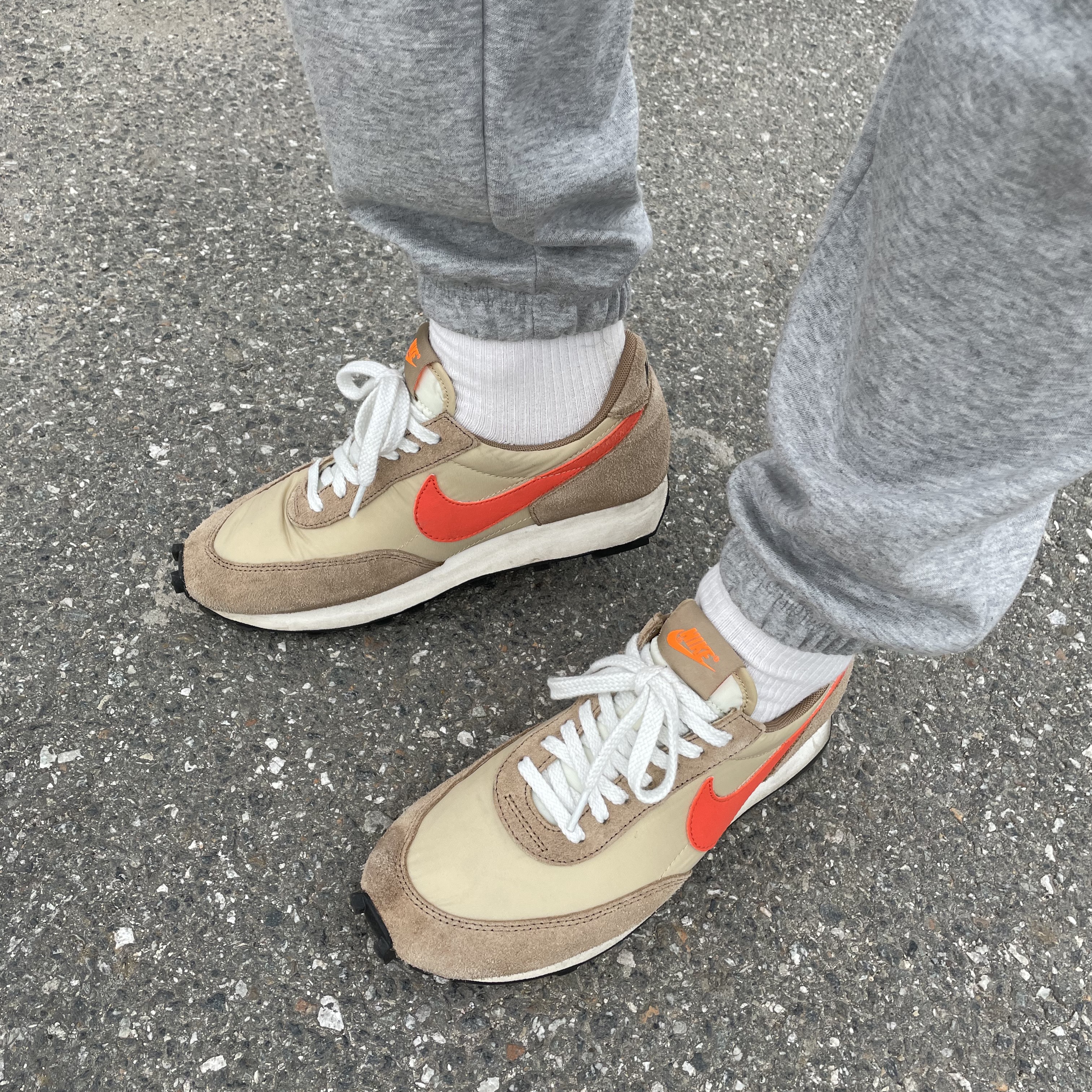 Nike Daybreak SP Vegas Gold College Orange 착용 스타일 - 2