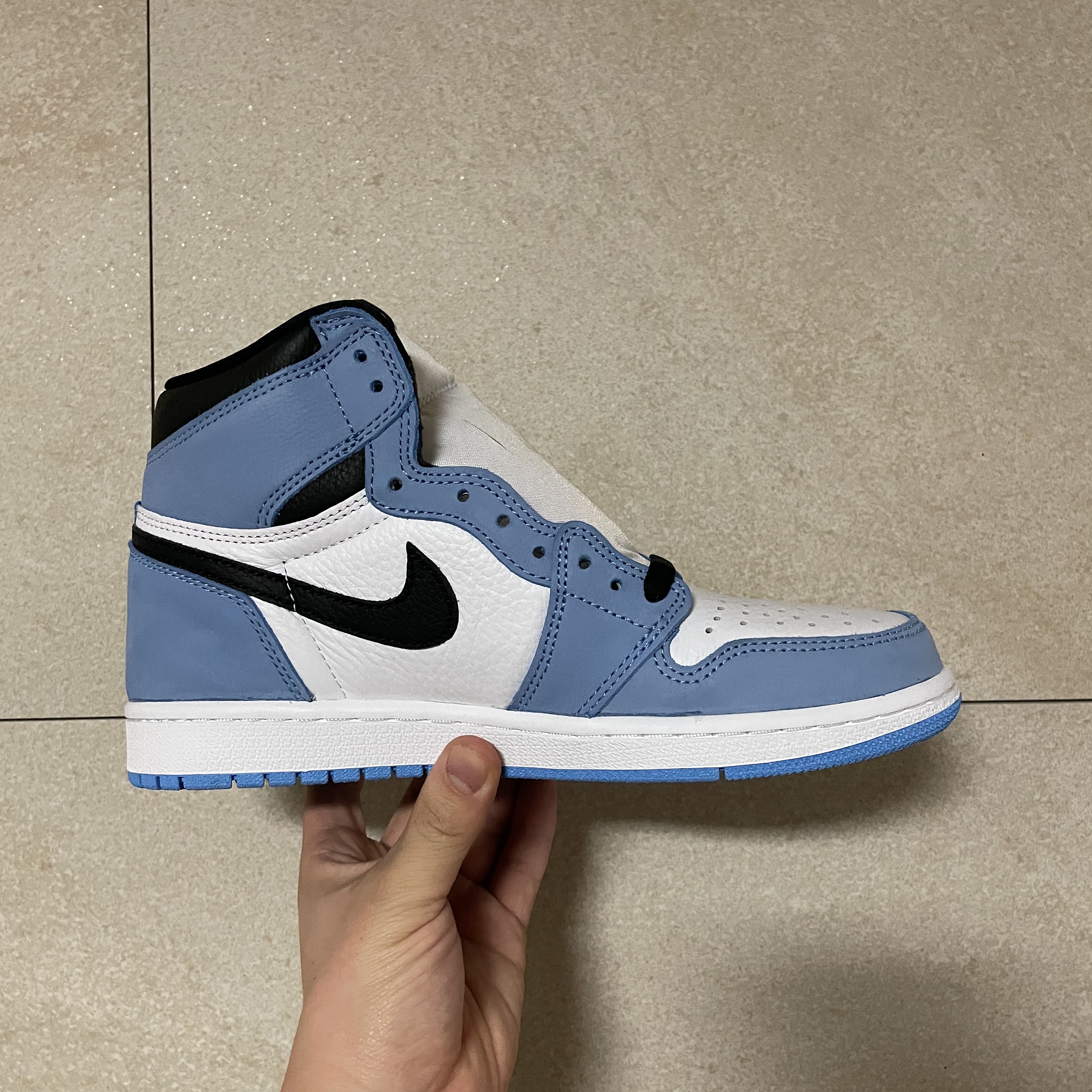 Jordan 1 Retro High OG University Blue 착용 스타일 - 3