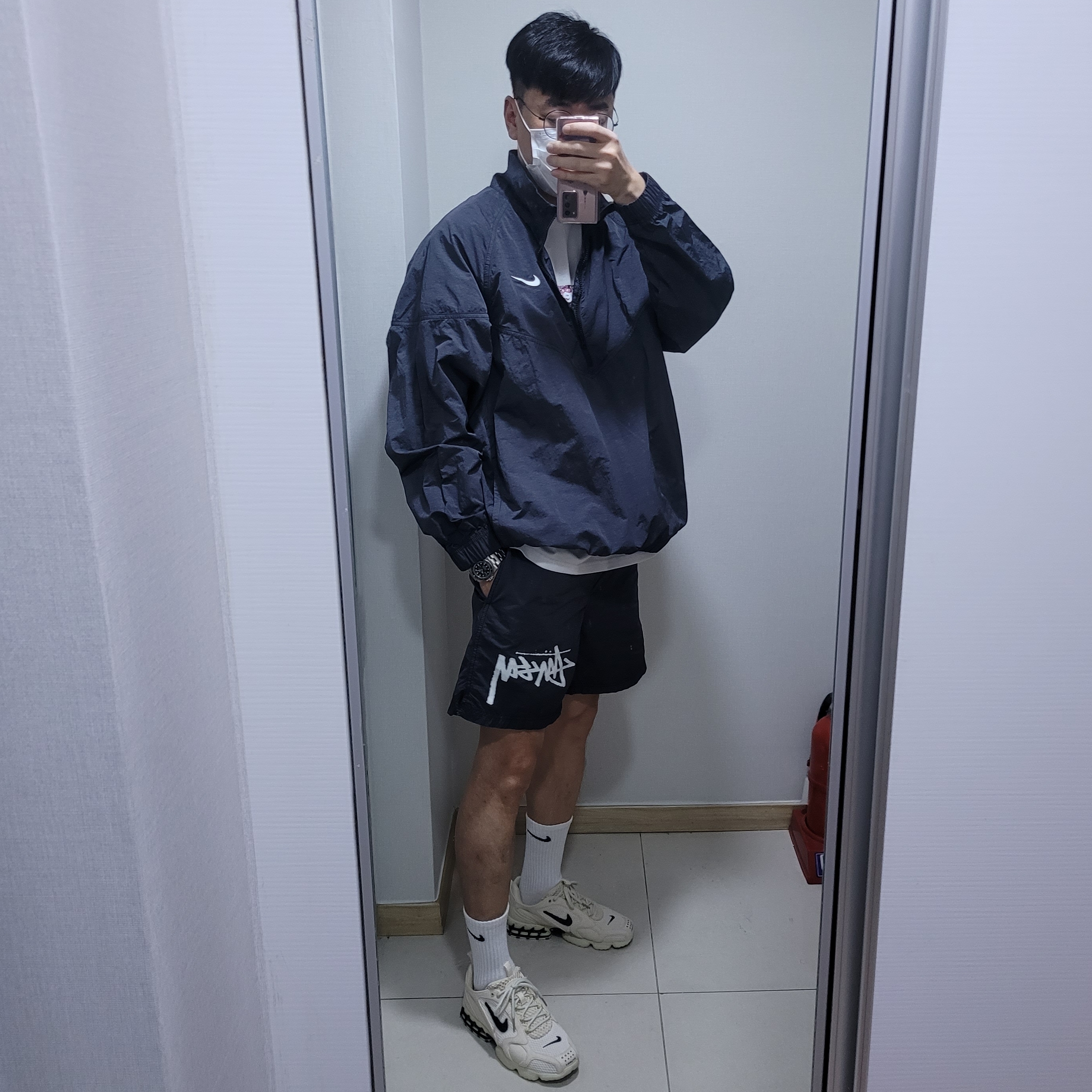 Nike x Stussy Windrunner Jacket Off Noir, Nike x Stussy Water Shorts Off Noir 착용 스타일