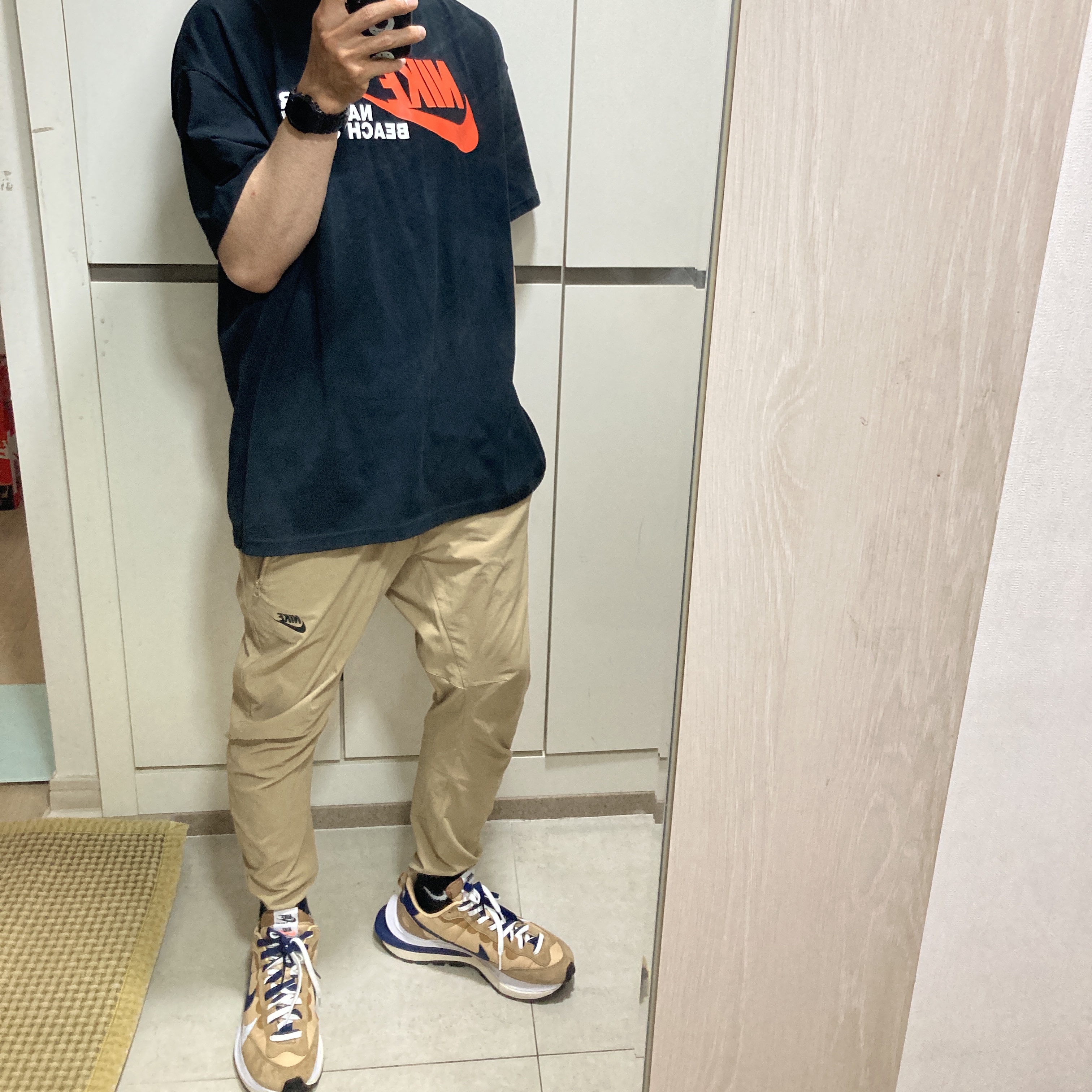 Nike x Sacai VaporWaffle Sesame and Blue Void, Nike x Stussy International Beach Crew T-Shirt Black - Asia ์ฐฉ์ฉ ์คํ์ผ