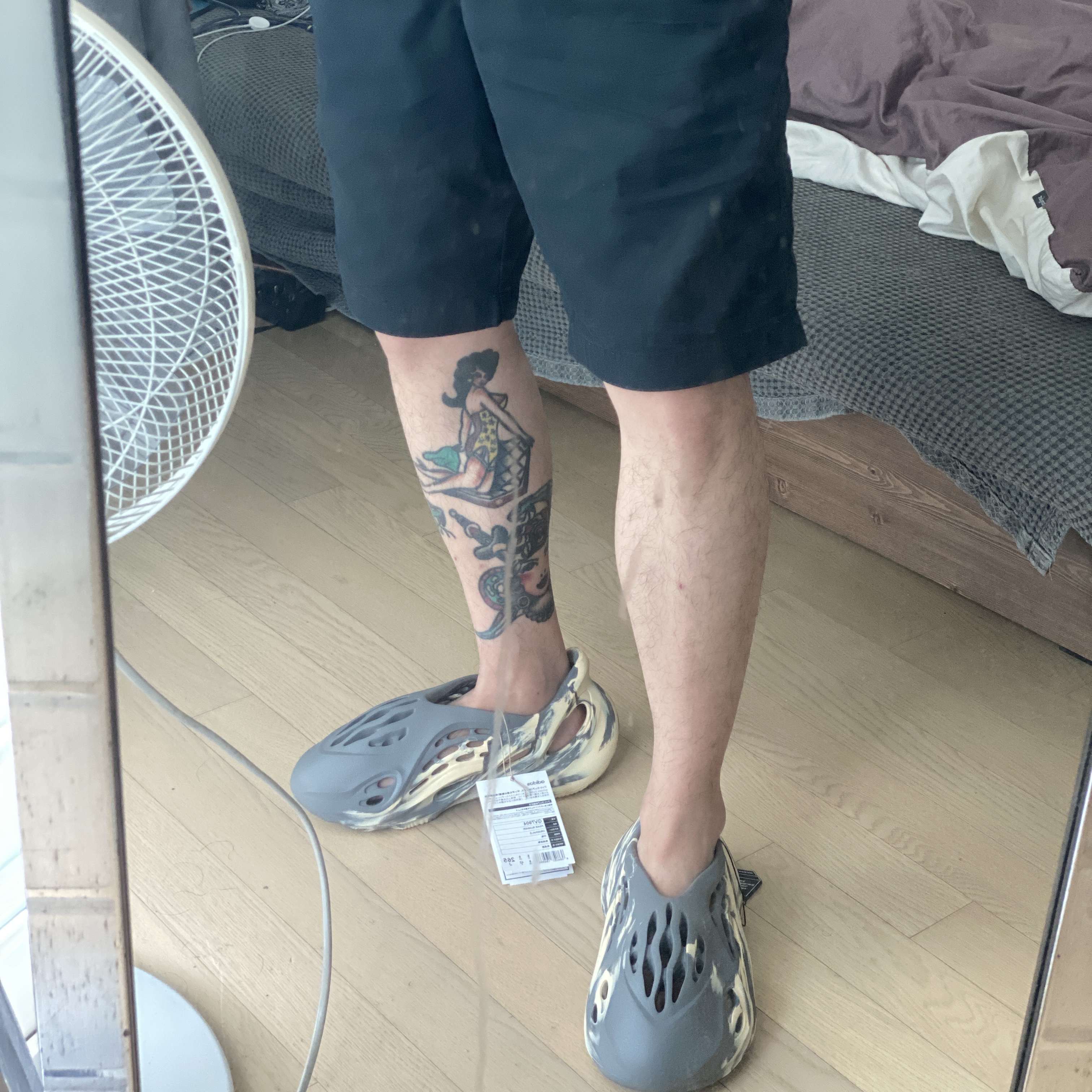Adidas Yeezy Foam RNNR MXT Moon Gray 착용 스타일 - 5