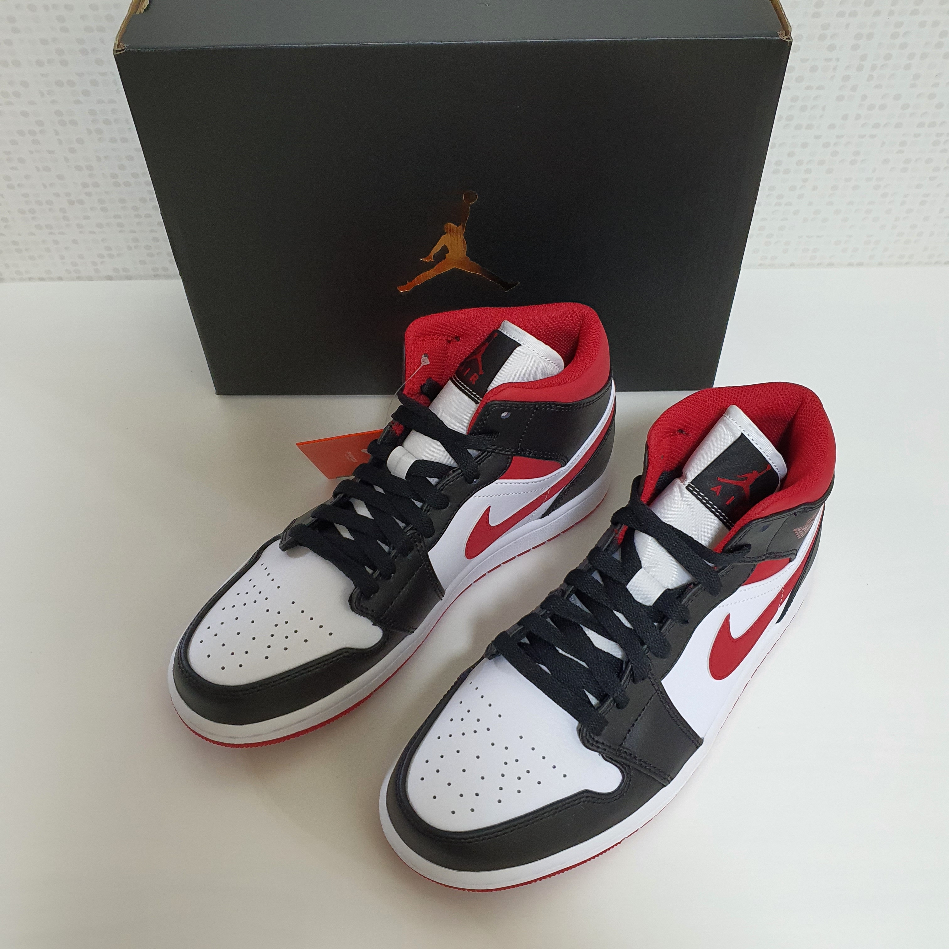 Jordan 1 Mid Gym Red Black White 착용 스타일 - 5