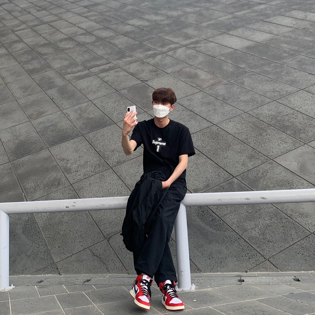 Jordan 1 KO Chicago 2021, Supreme Cross Box Logo T-Shirt Black - 20FW 착용 스타일 - 1