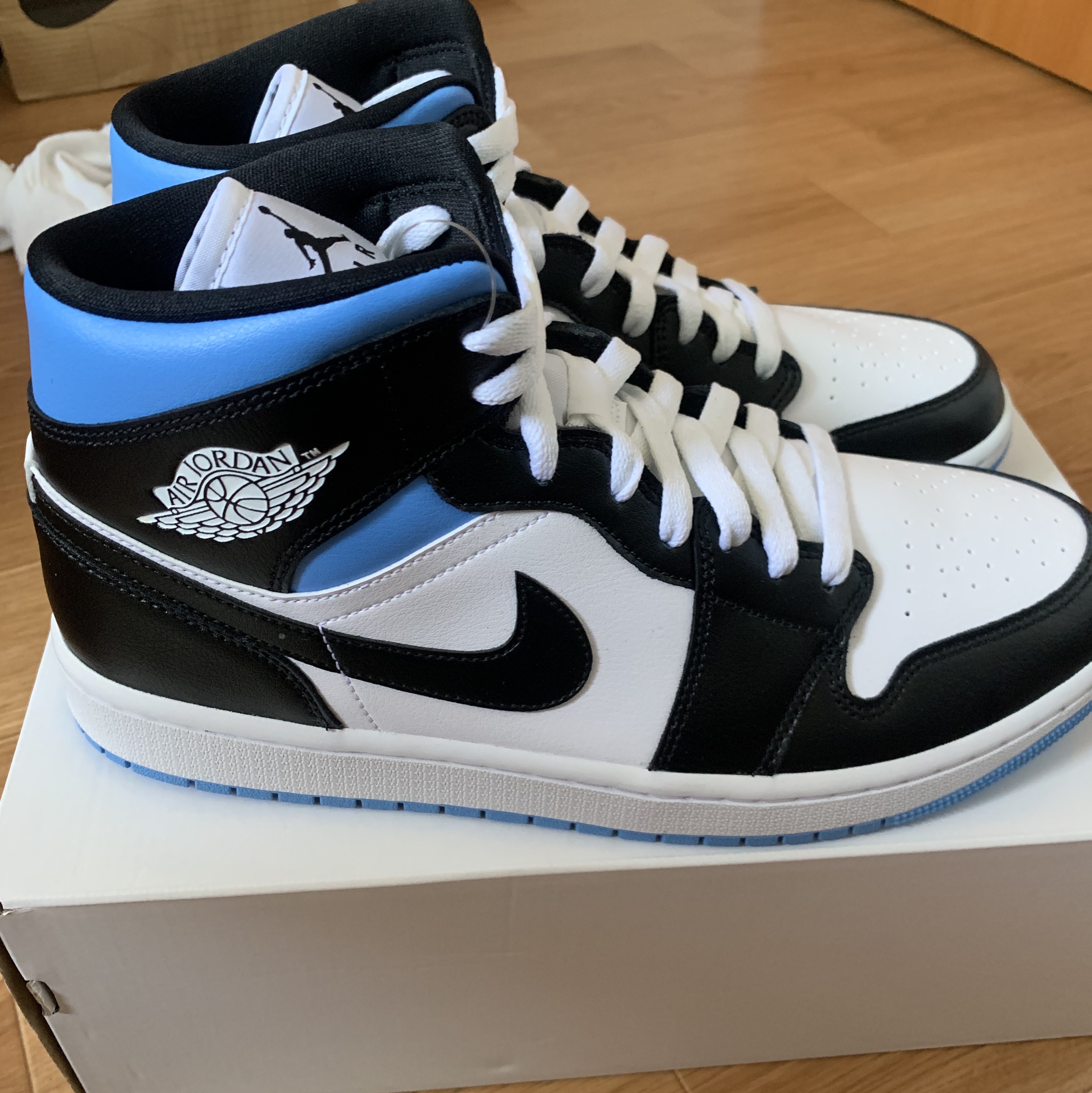 (W) Jordan 1 Mid White Black University Blue 착용 스타일 - 1