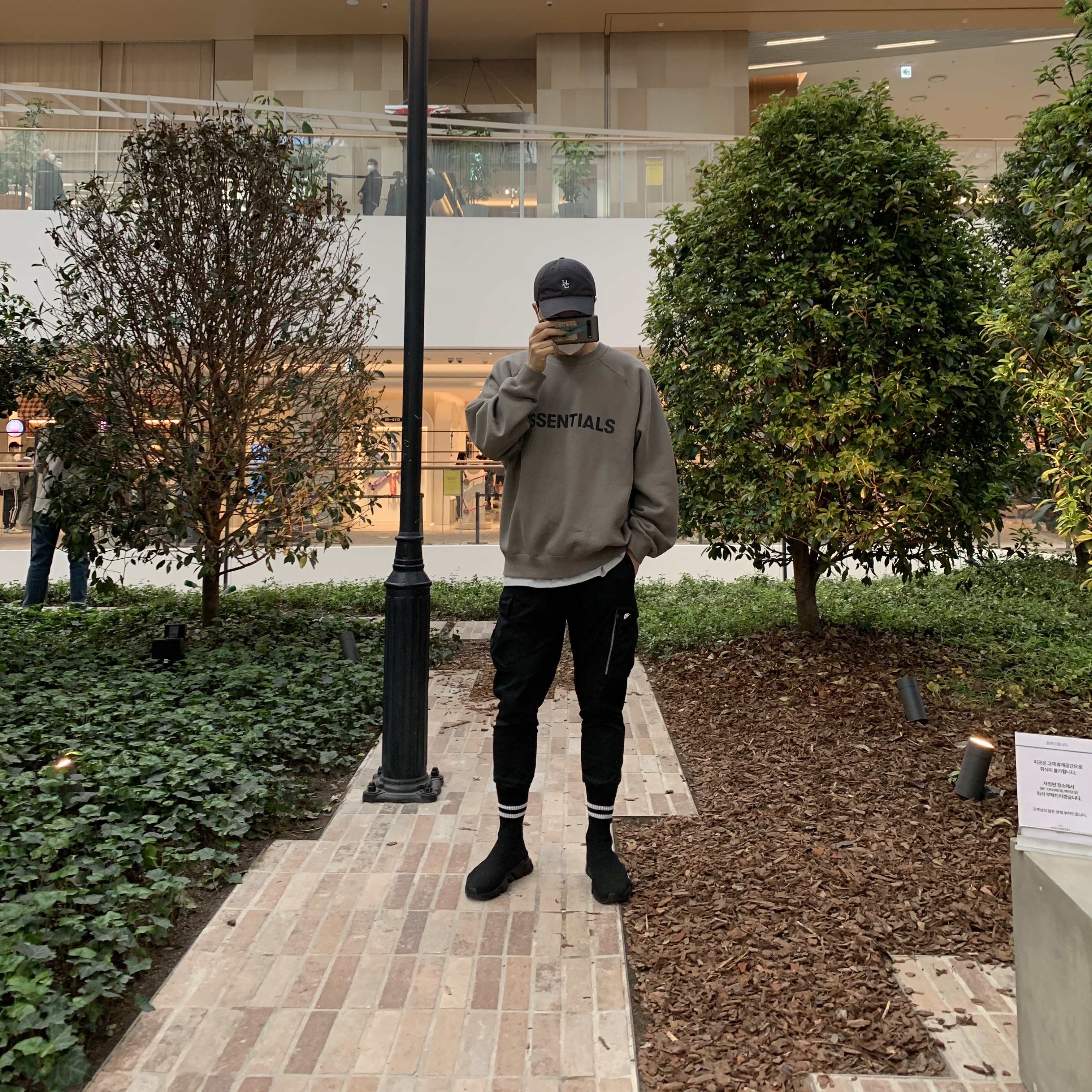 Essentials 3D Silicon Applique Crewneck Taupe - 20FW, Balenciaga Speed Trainer Black 2020 착용 스타일 - 1