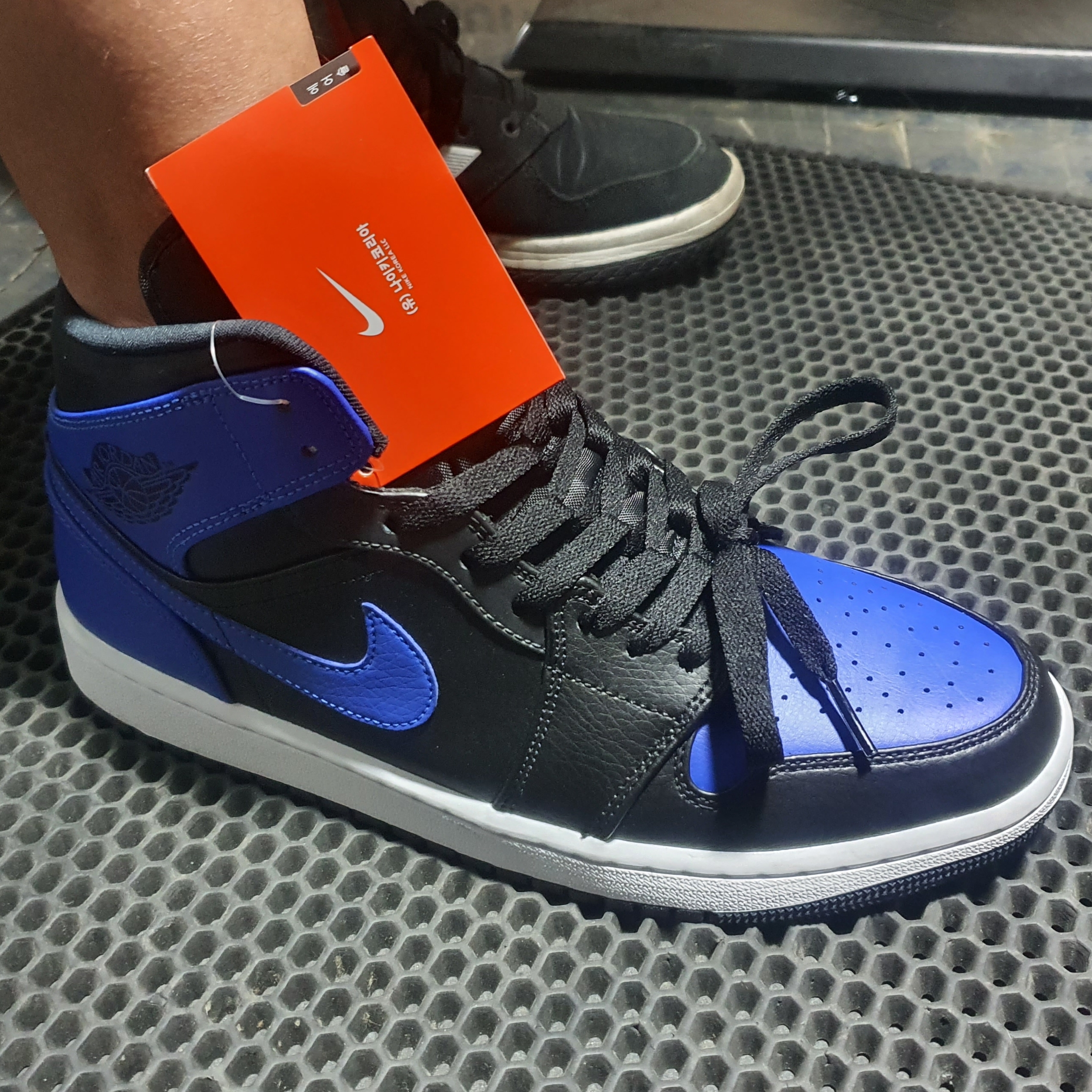 Jordan 1 Mid Black Hyper Royal 착용 스타일 - 2