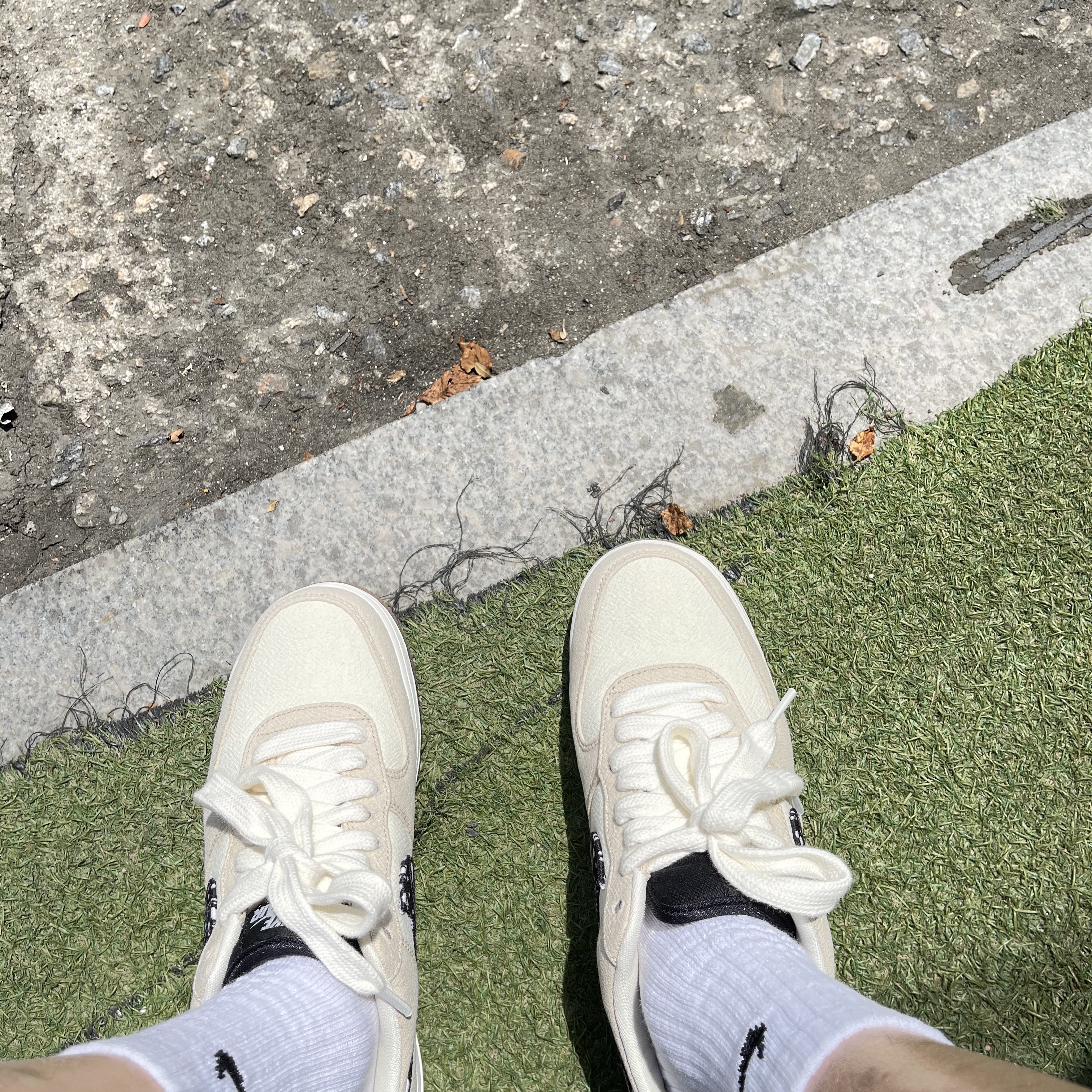 Nike Air Force 1 '07 LV8 Paisley Swoosh 착용 스타일