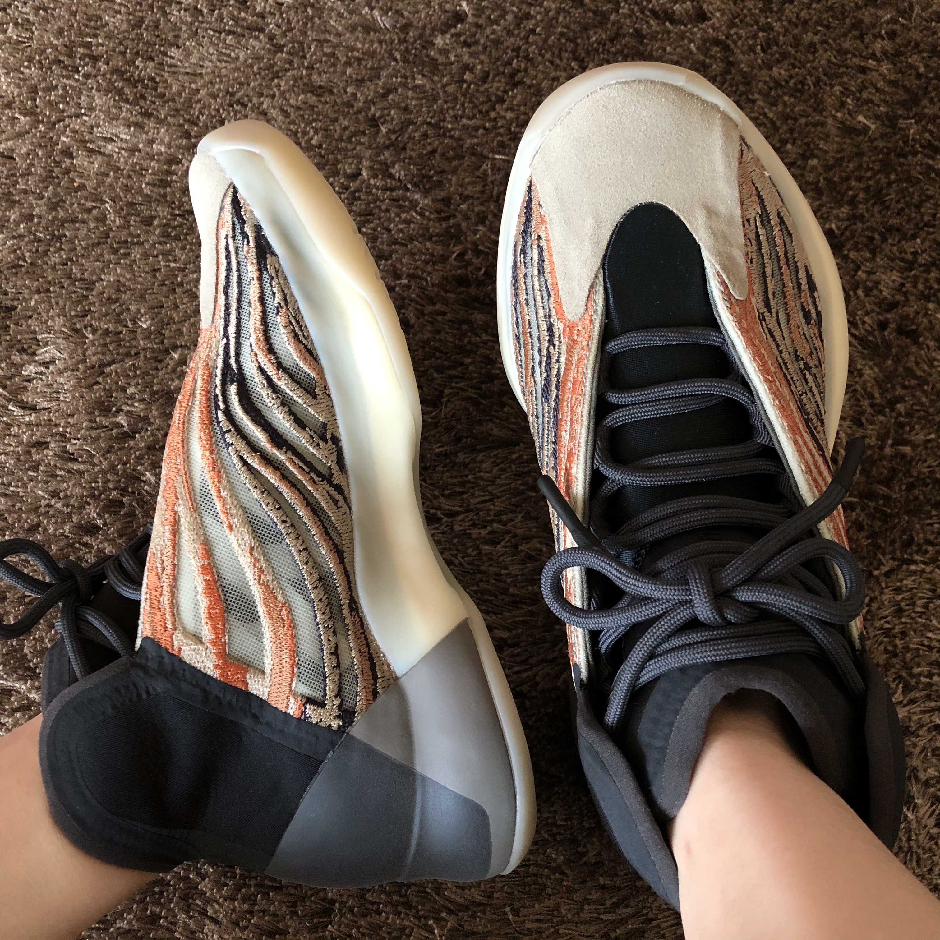 Adidas Yeezy QNTM Flash Orange 착용 스타일 - 2