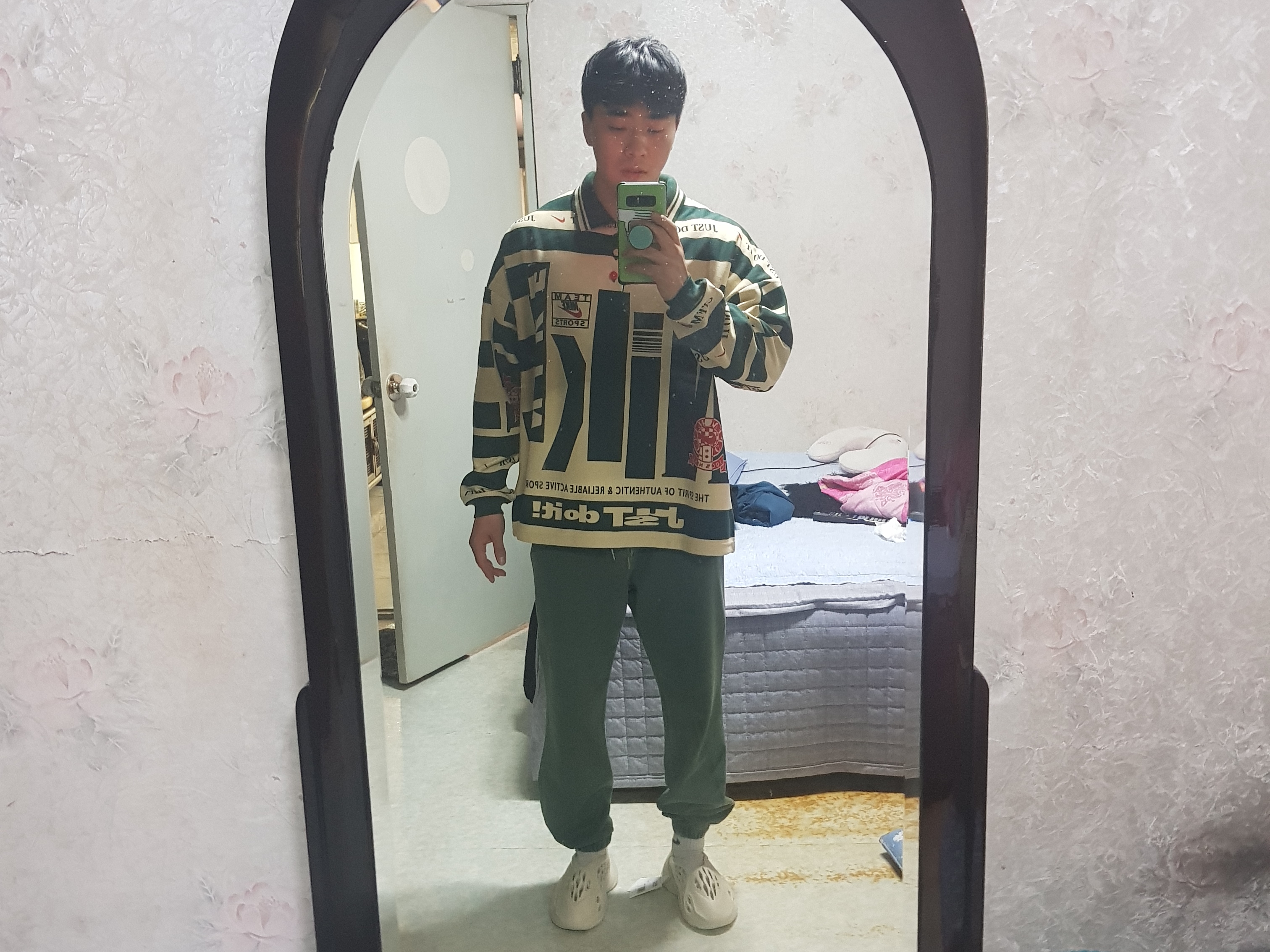 Adidas Yeezy Foam RNNR Sand, Nike x Cactus Plant Flea Market Long Sleeve Polo Natural - US/EU 착용 스타일