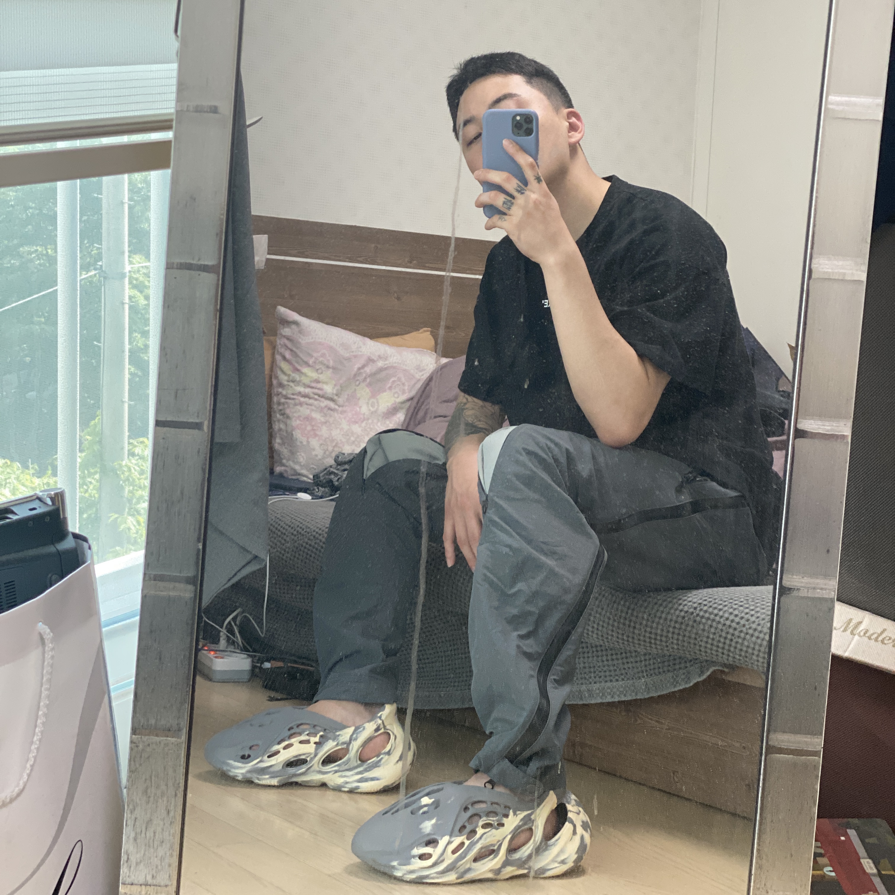 Adidas Yeezy Foam RNNR MXT Moon Gray 착용 스타일 - 1