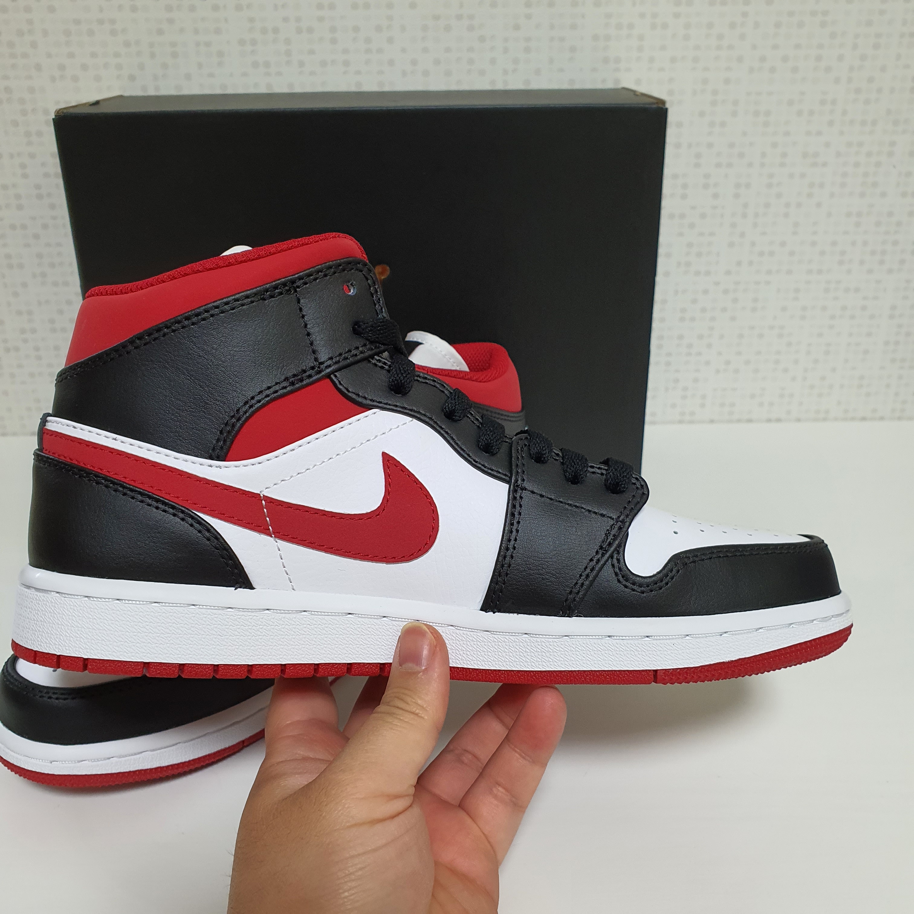Jordan 1 Mid Gym Red Black White 착용 스타일 - 4