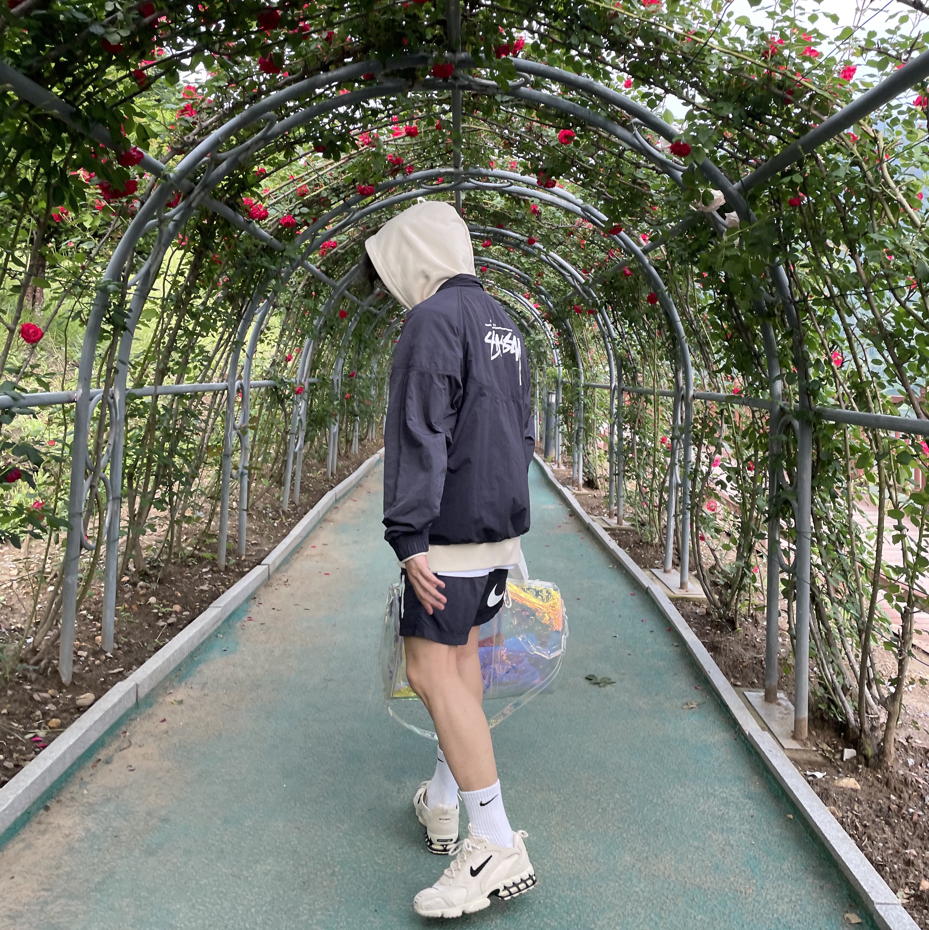 Nike x Stussy Windrunner Jacket Off Noir, Nike x Stussy Water Shorts Off Noir 착용 스타일 - 1