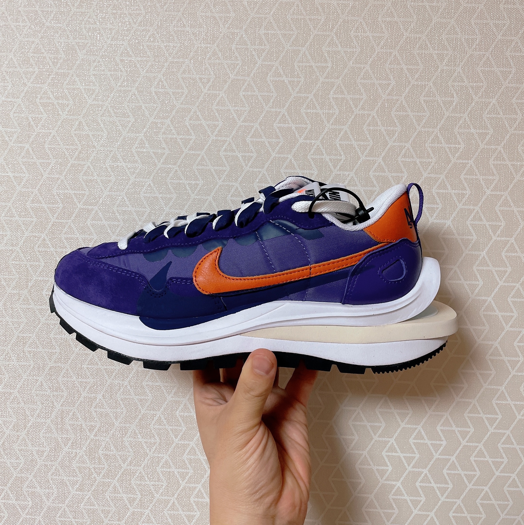 Nike x Sacai VaporWaffle Dark Iris 착용 스타일 - 2