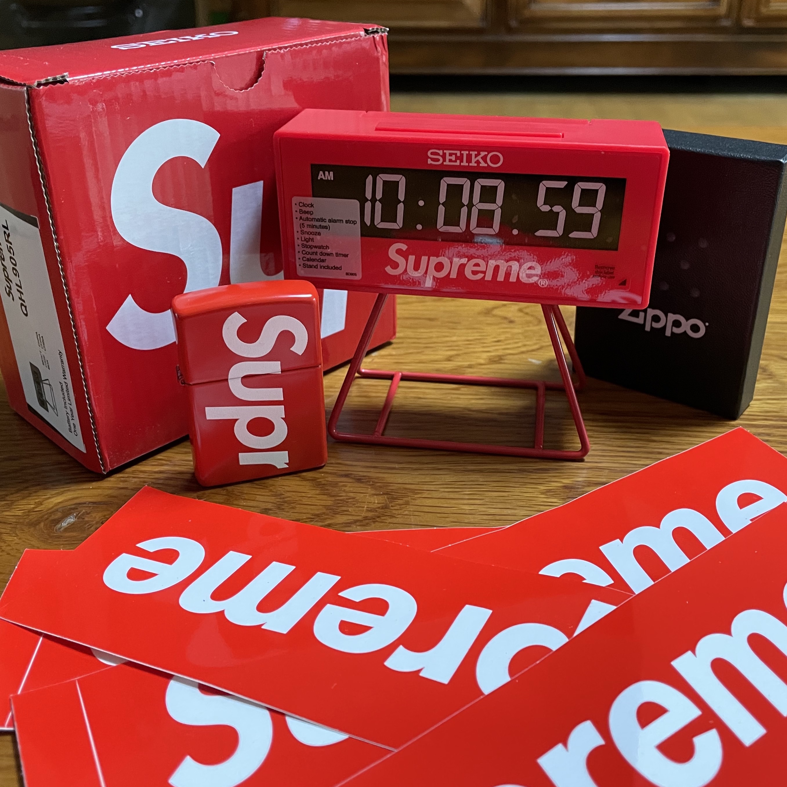 Supreme x Seiko Marathon Clock - 21SS, Supreme Logo Zippo Red 착용 스타일
