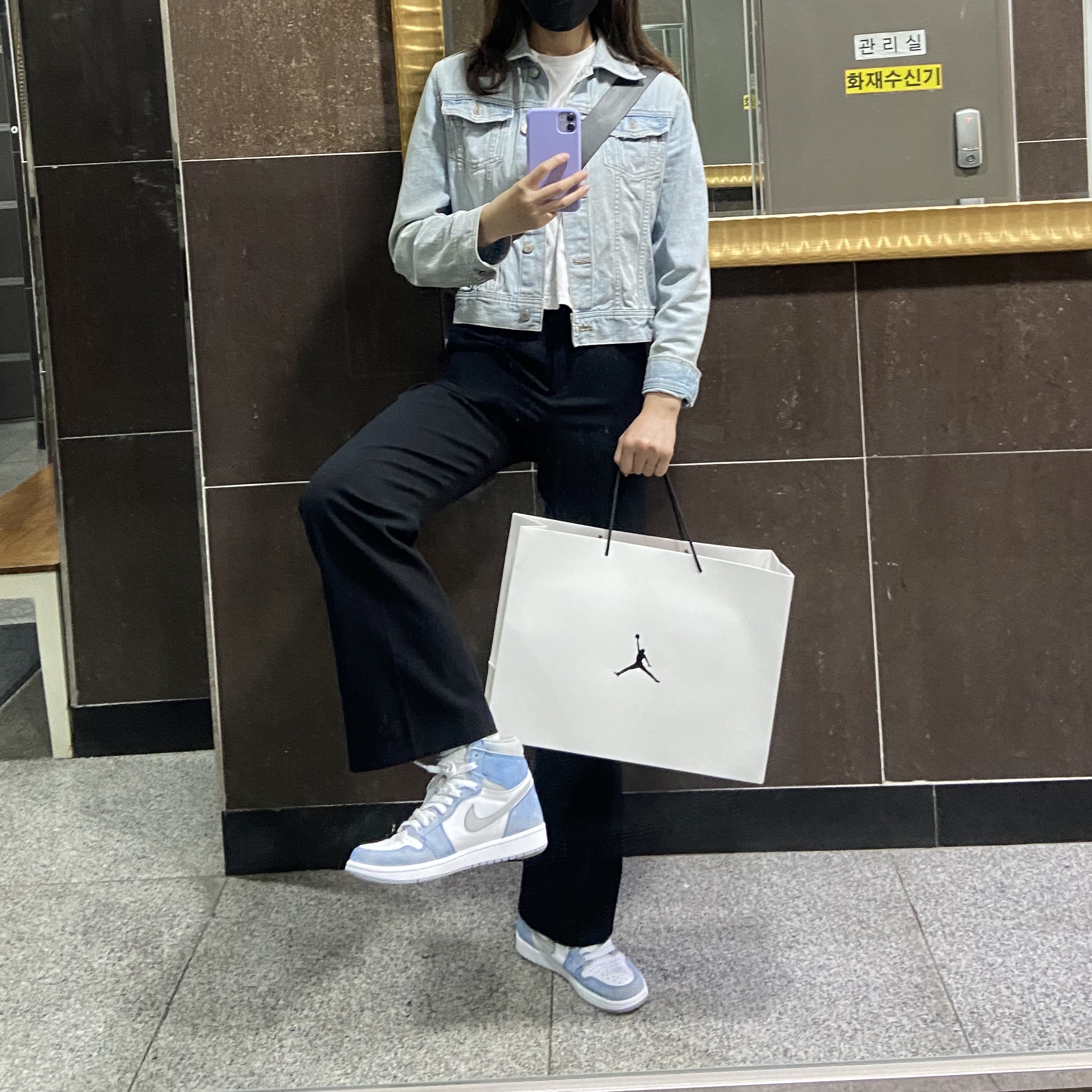 Jordan 1 Retro High OG Hyper Royal 착용 스타일 - 1