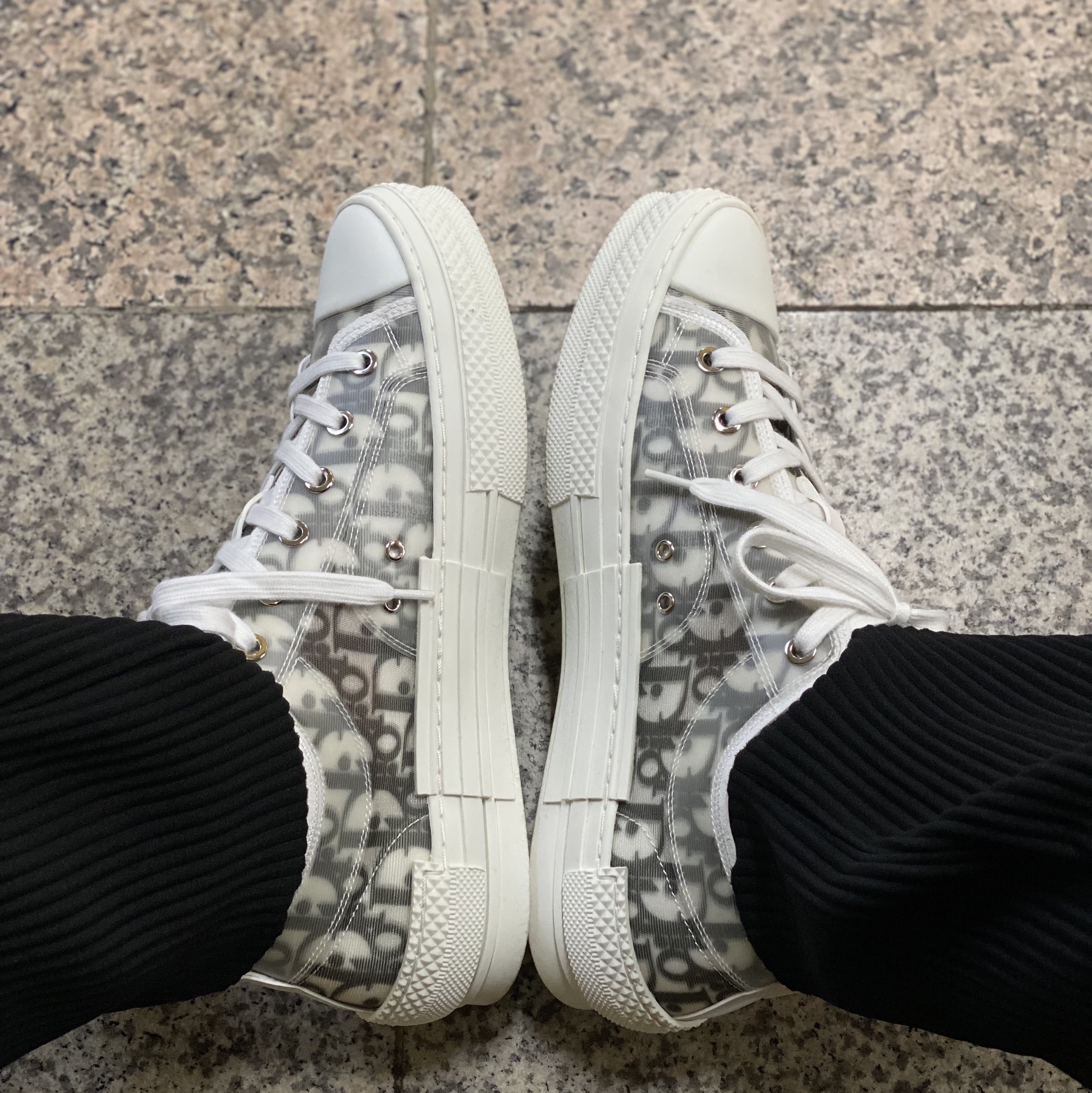 Dior B23 Low Dior Oblique White & Black 착용 스타일 - 2