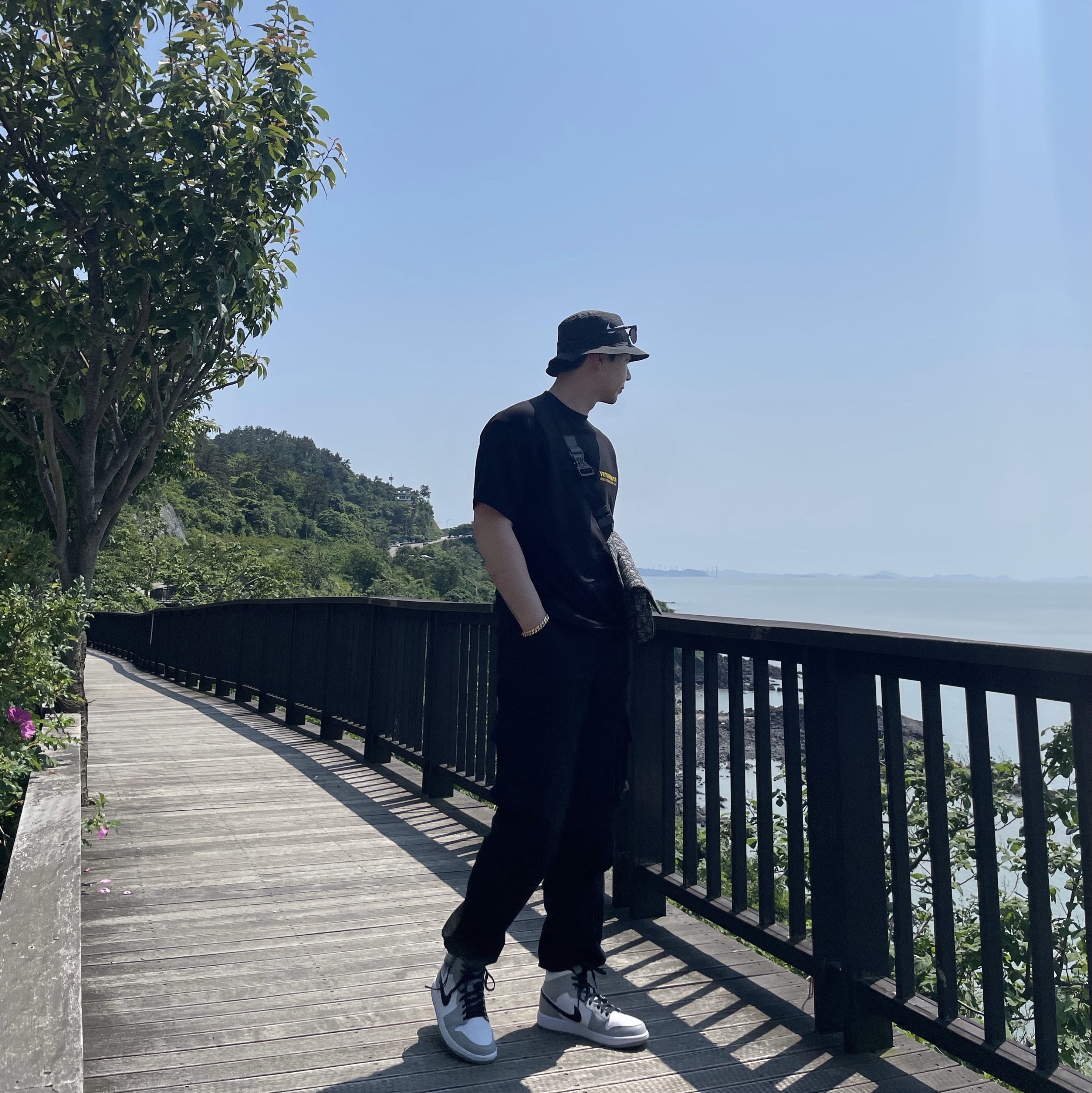 Jordan 1 Mid Light Smoke Grey, Nike x Stussy Bucket Hat Black 착용 스타일