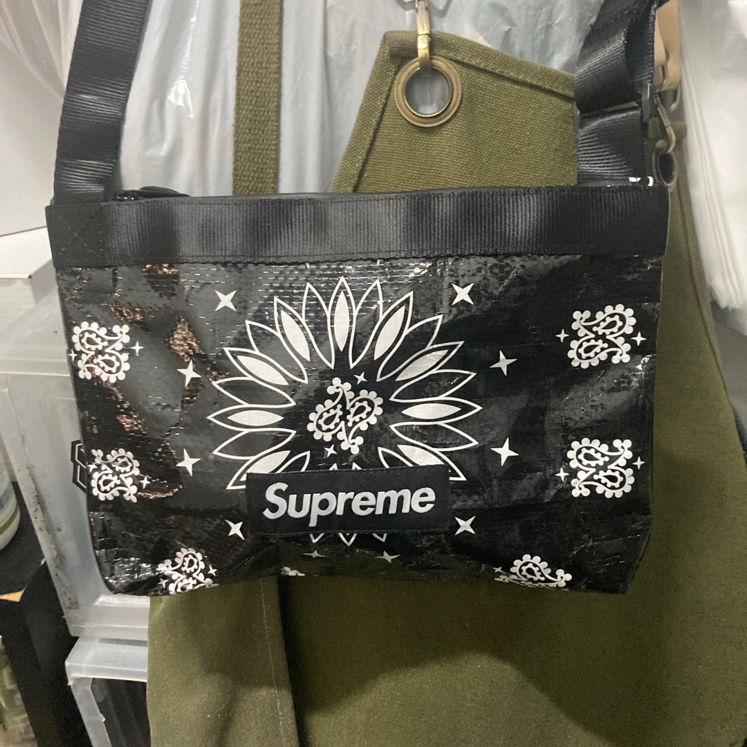 Supreme Bandana Tarp Side Bag Black - 21SS 착용 스타일