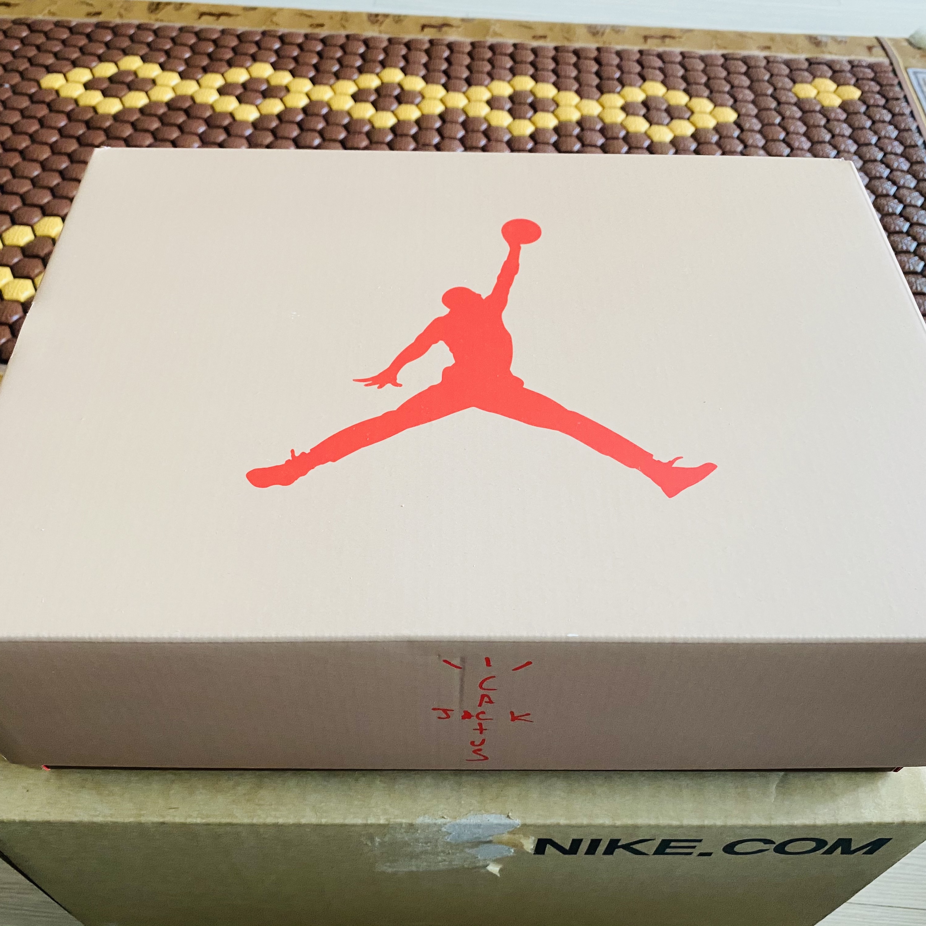 Jordan 6 x Travis Scott Retro SP British Khaki 착용 스타일 - 1