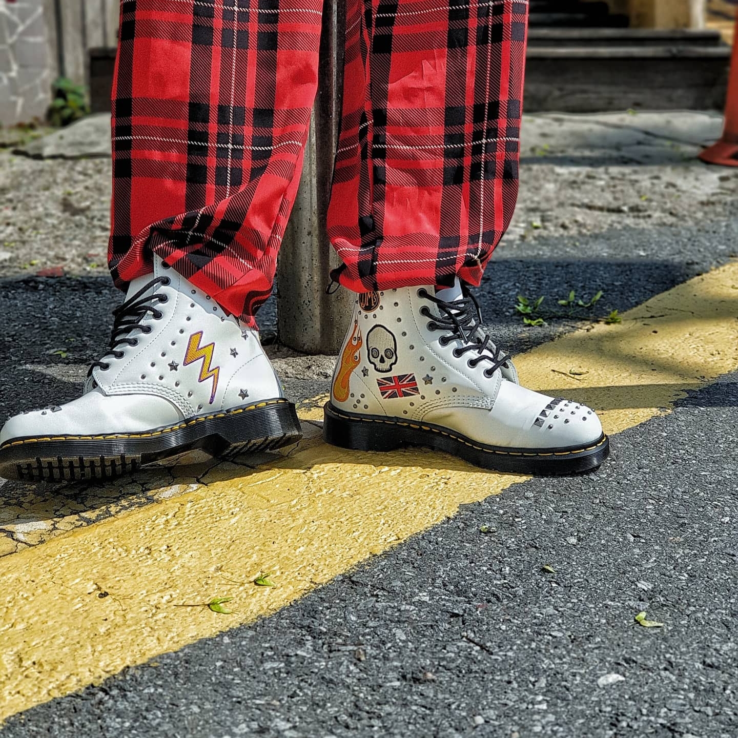 Dr. Martens x END. x Mastermind 101 Boots Skull 착용 스타일 - 4