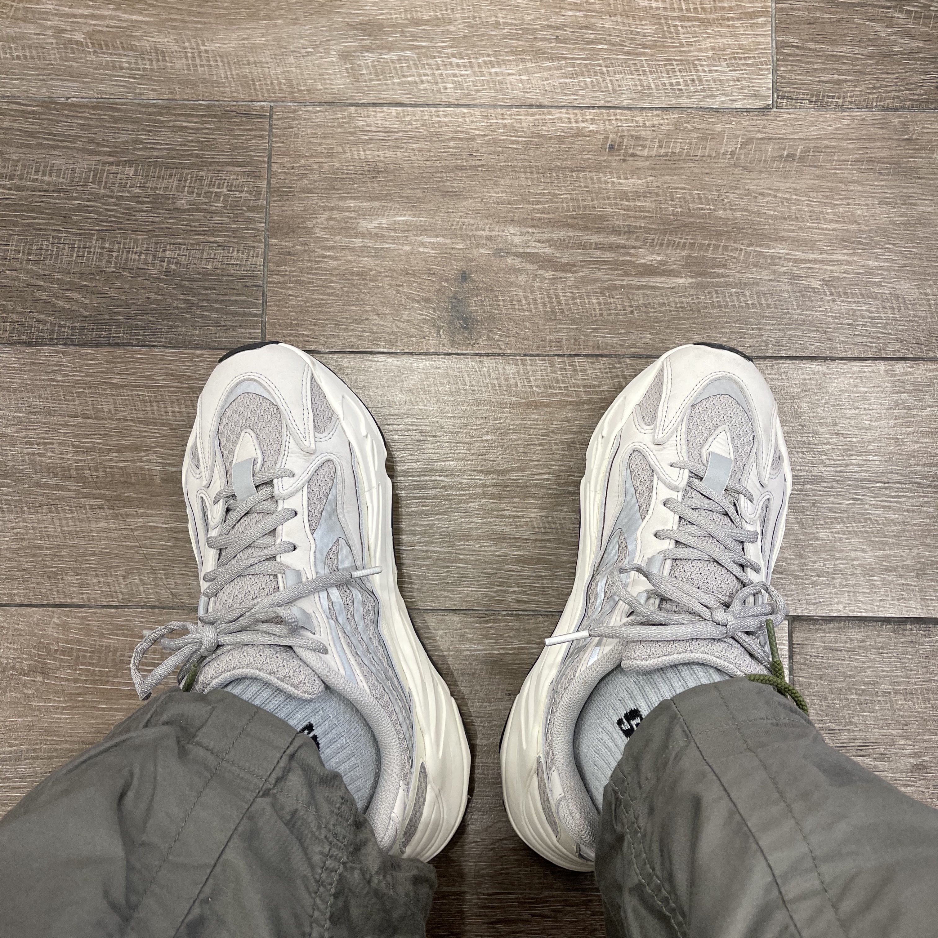 Adidas Yeezy Boost 700 V2 Static 2018 착용 스타일